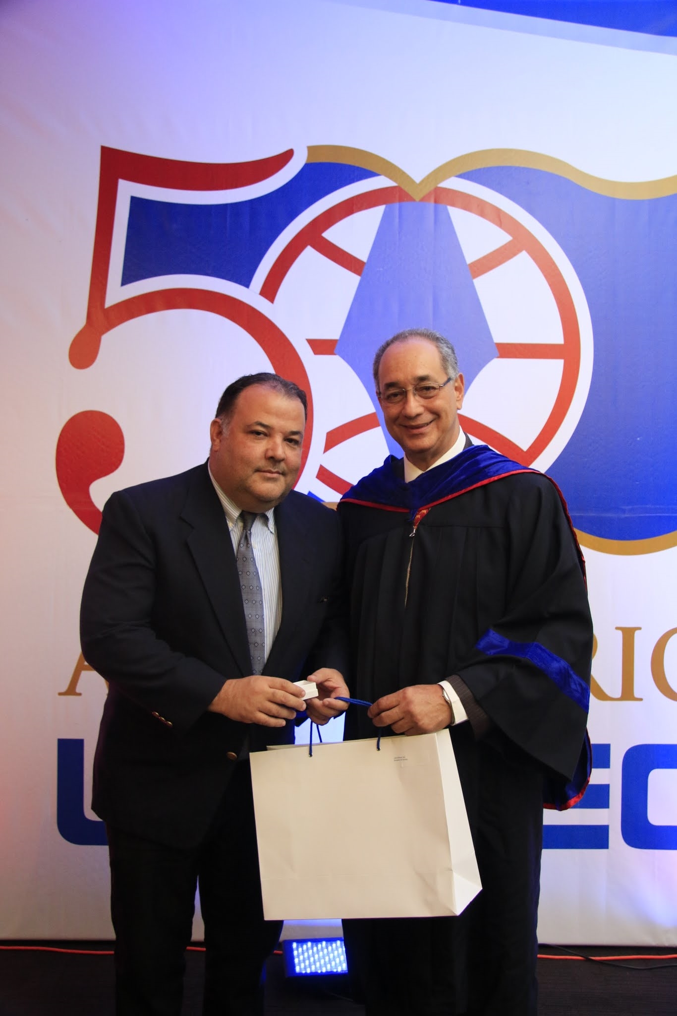 Profesor meritorio José Gilberto Soto, acompañado de Luis Felipe Aquino, decano de Turismo de UNAPEC