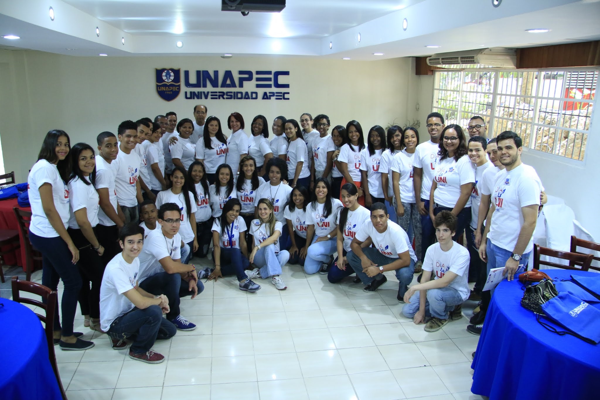 Estudiantes de distintos colegios acompañados de directivos de UNAPEC