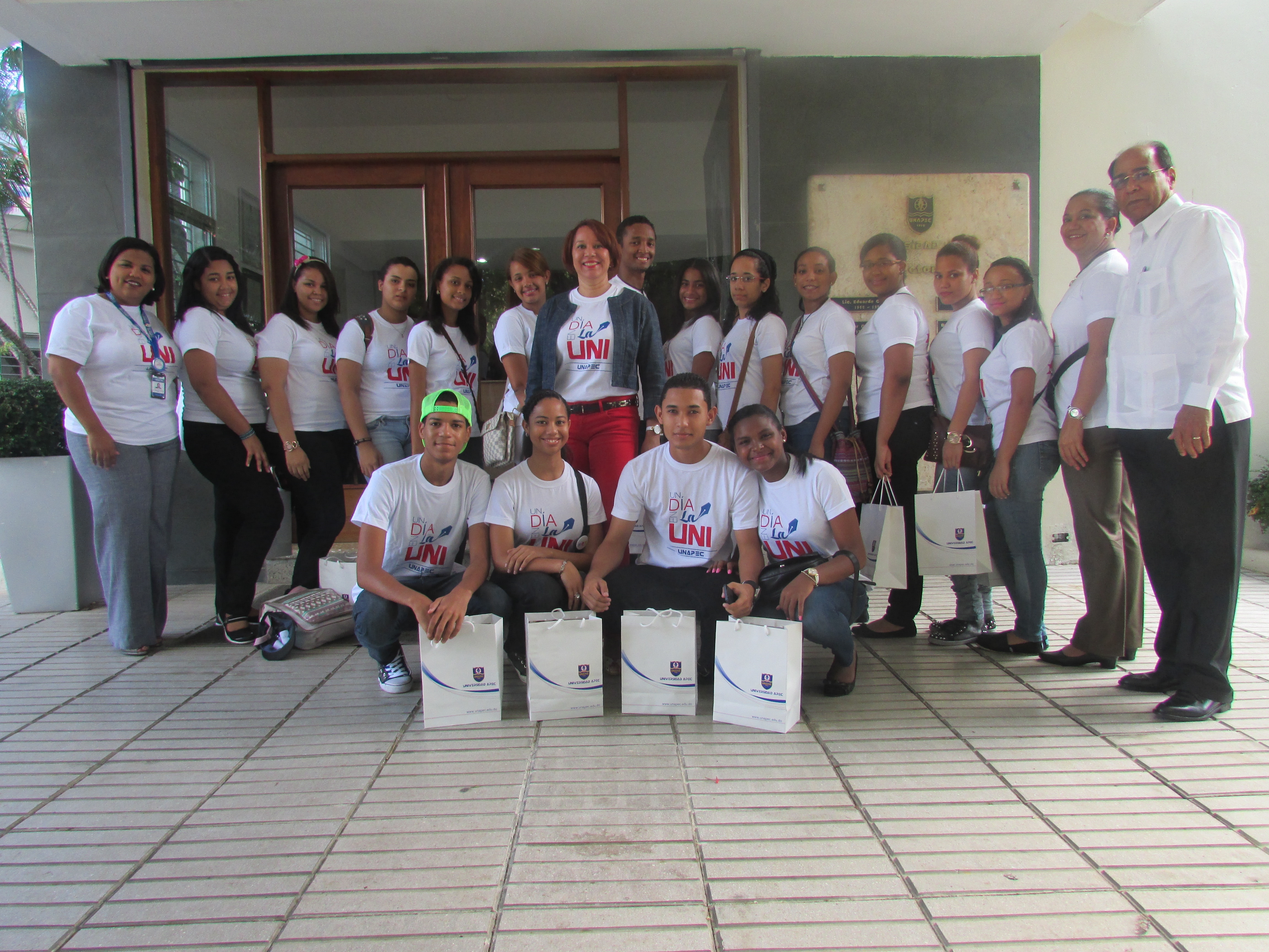 Estudiantes de los colegios Siglo XXI, San Ramón I, Padres y Maestros acompañados de directivos de UNAPEC