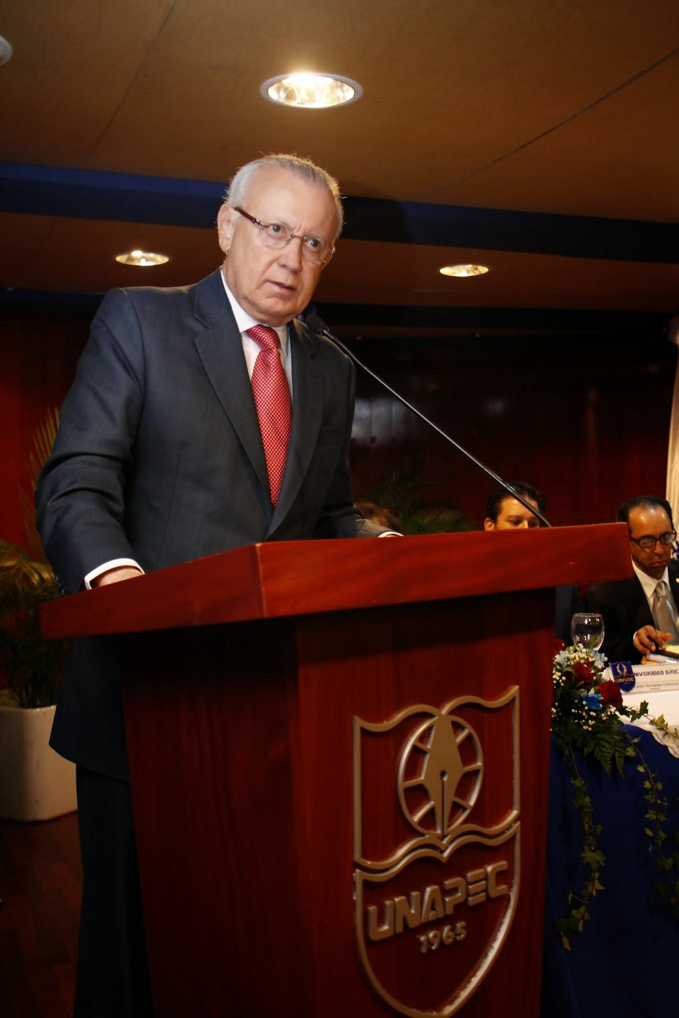 Rafael Alburquerque, Ex Vicepresidente de la República Dominicana, mientras realizaba su disertación en el Foro "Economía y Desarrollo".