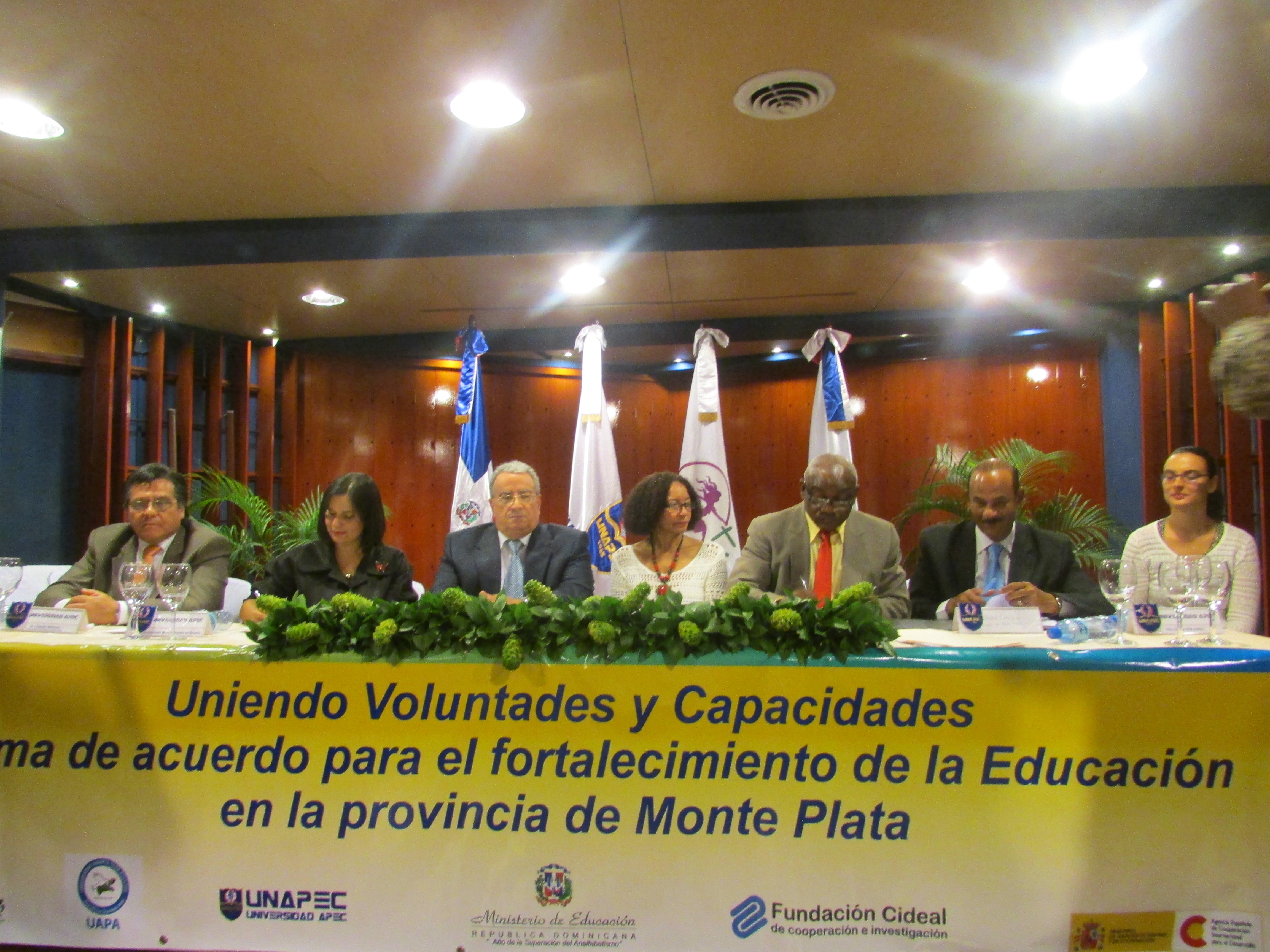 La mesa de honor estuvo representada por el Dr. Radhamés Mejía, Rector de UNAPEC, junto a representantes del MINERD, UAPA y La Asociación Tú, Mujer.