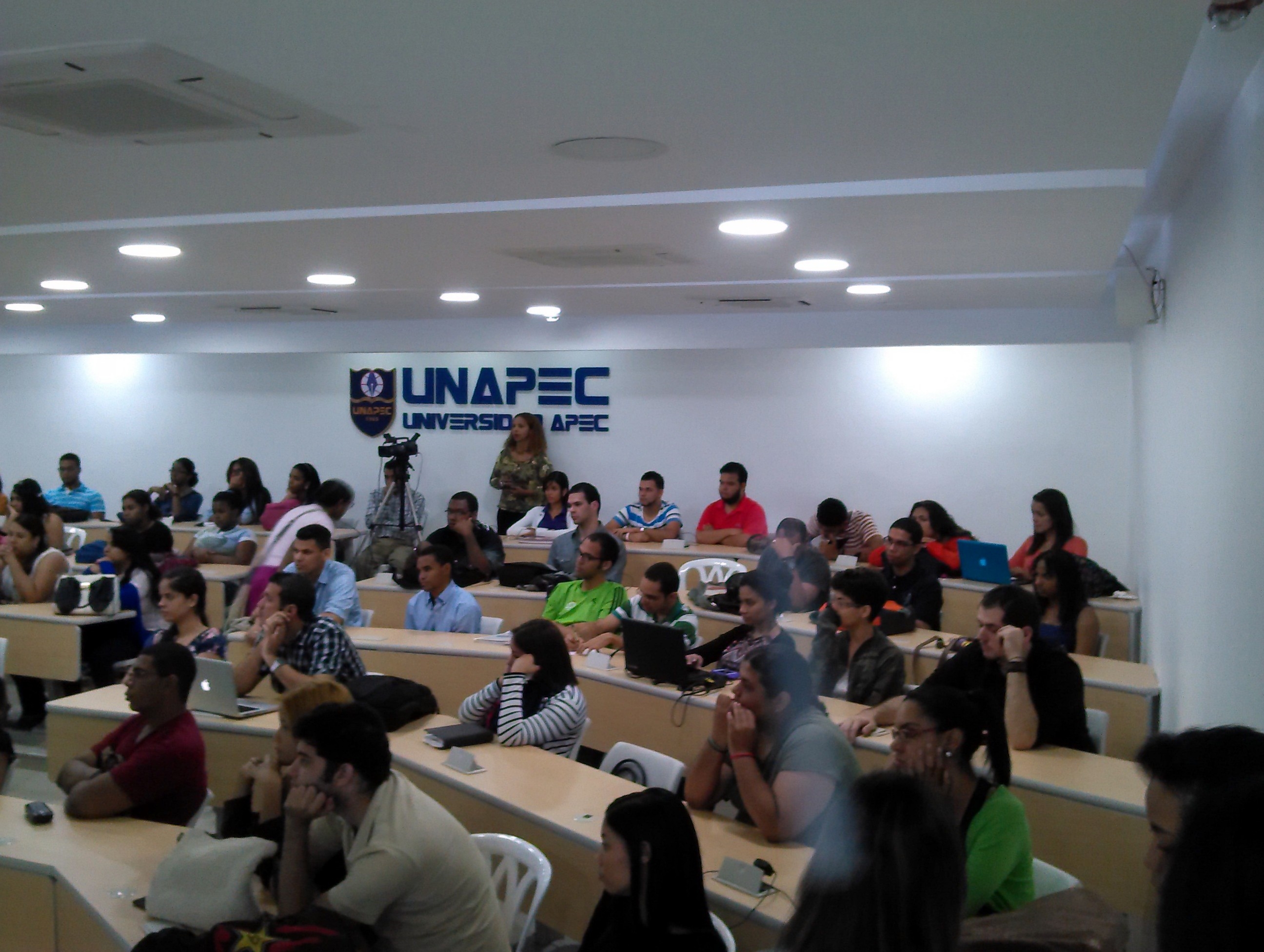 Andrés Hernández exhortó a cada estudiante y profesor, a continuar por el eficaz sendero de descubrir nuevos saberes y conocimientos a través de la investigación, hasta convertir a UNAPEC en la abanderada en este campo