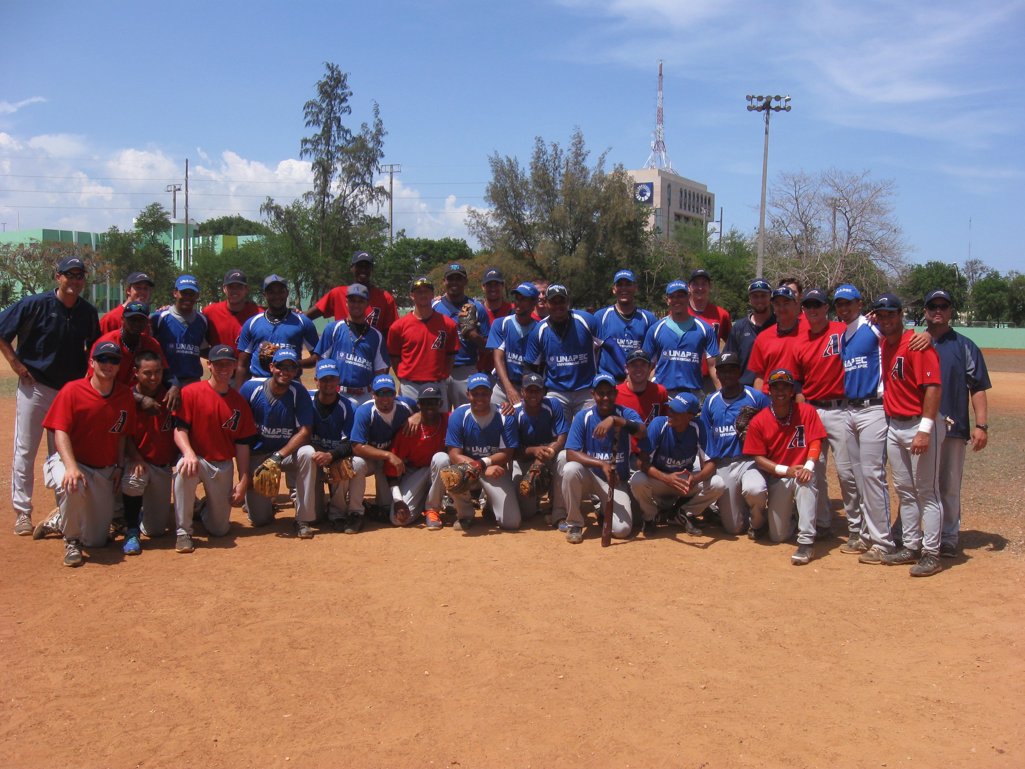 Selección de los equipos de UNAPEC y Atletas en Acción