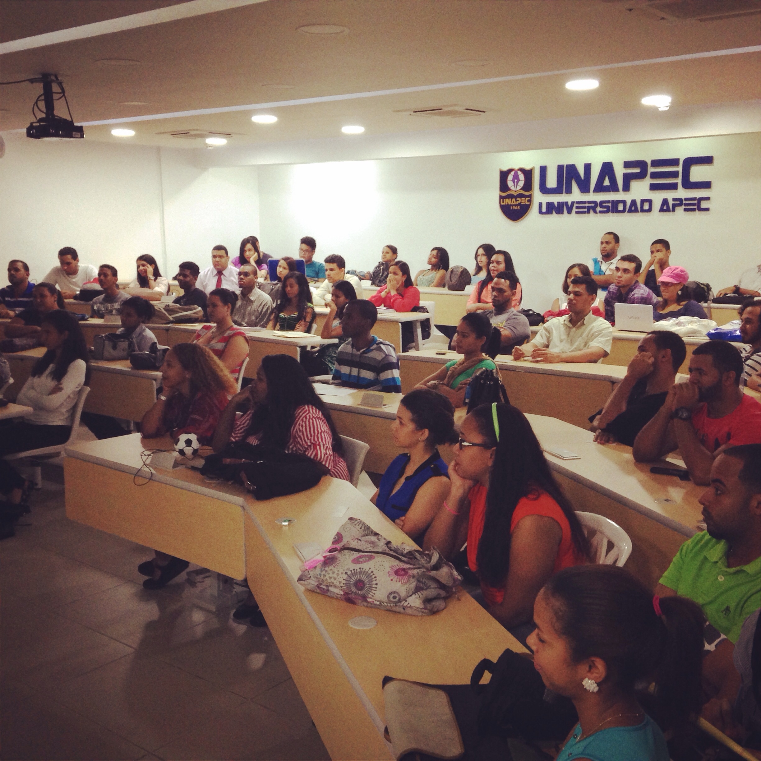 La actividad fue realizada en el Salón de Conferencias, ubicado en el Edificio I, de la UNAPEC