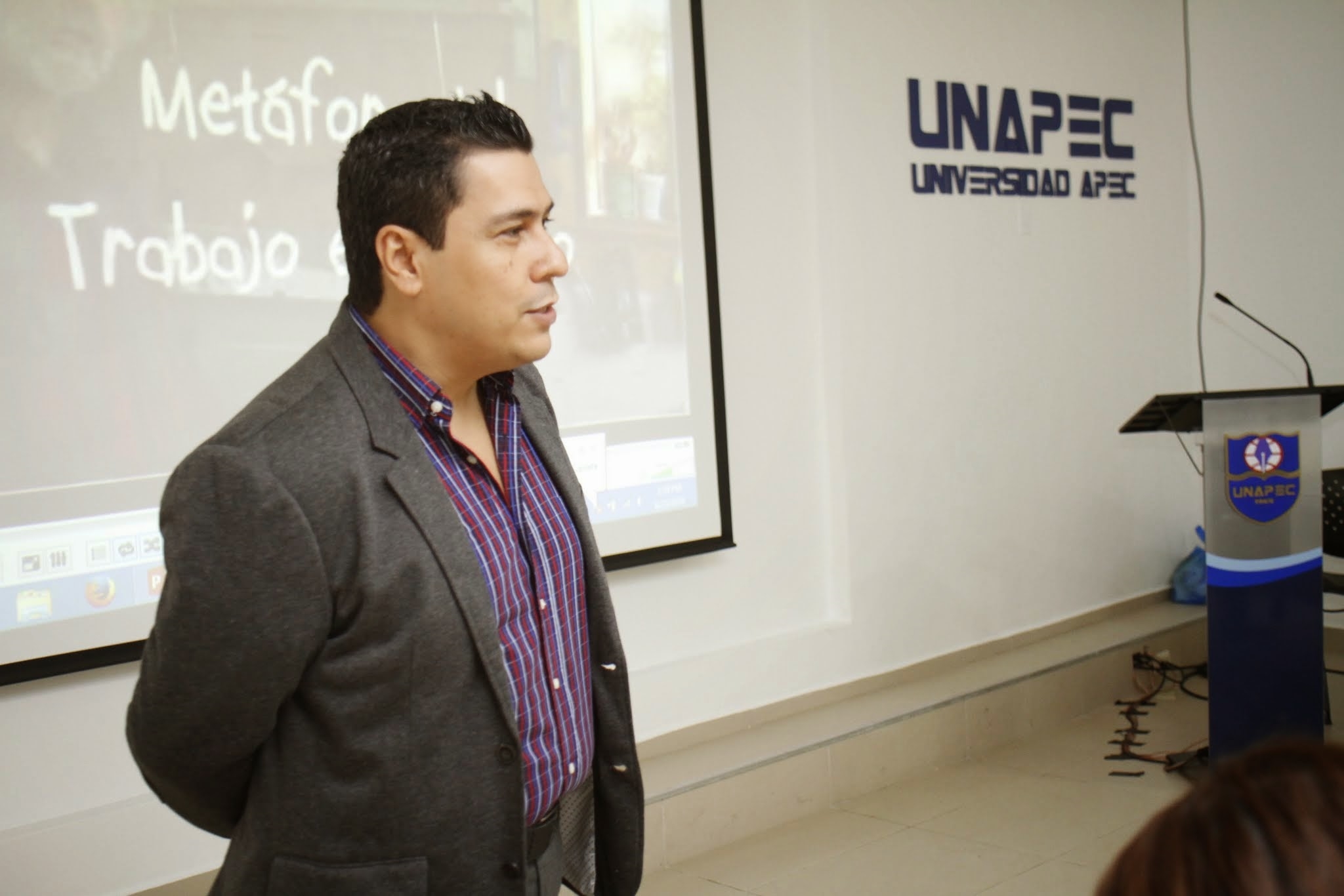 César Caracas Rivera, especialista en Servicio al Cliente, quien impartió el curso taller.