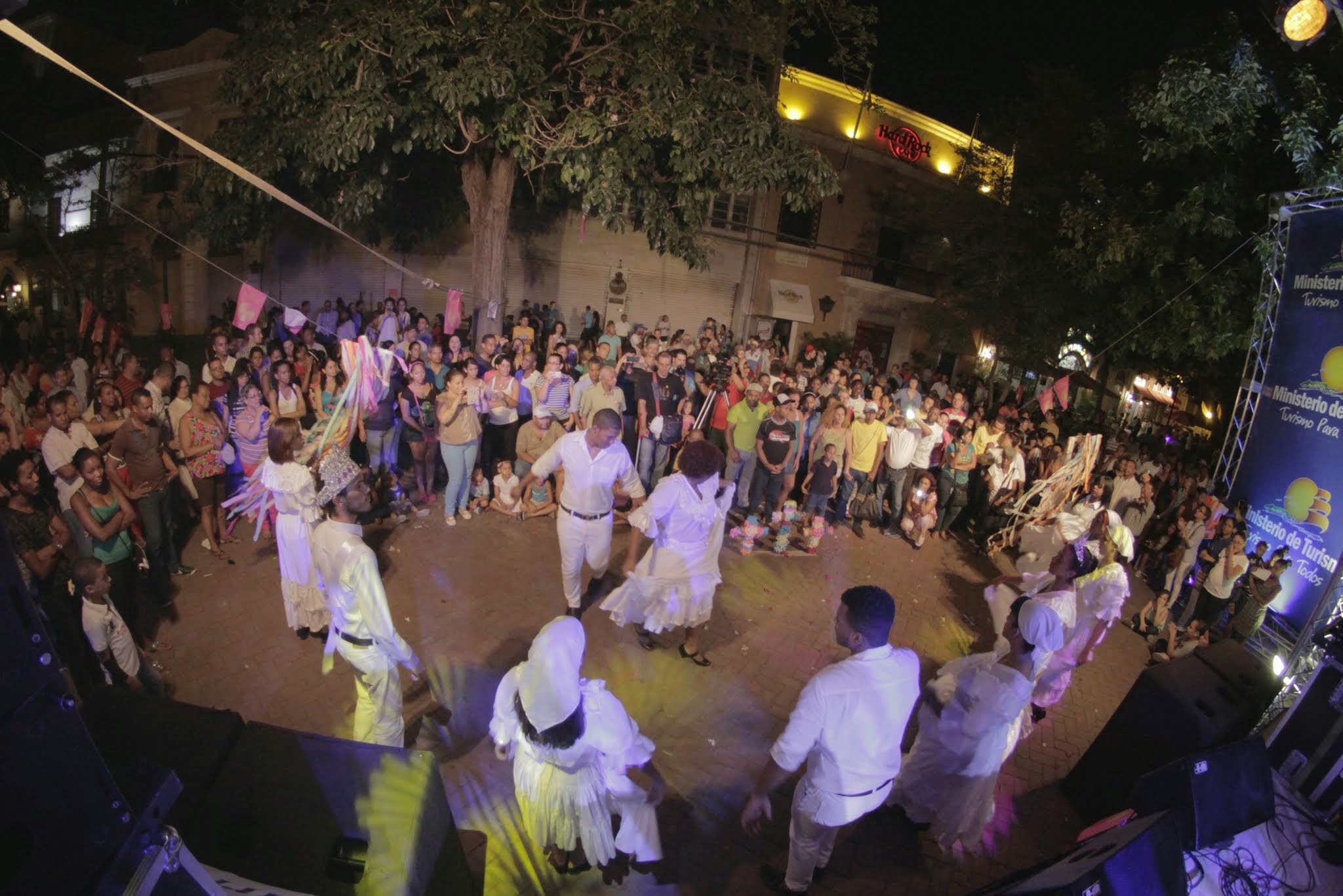 Participación de UNAPEC en la Fiesta de la Música 2014, celebrada en el Parque Colón de la Zona Colonial