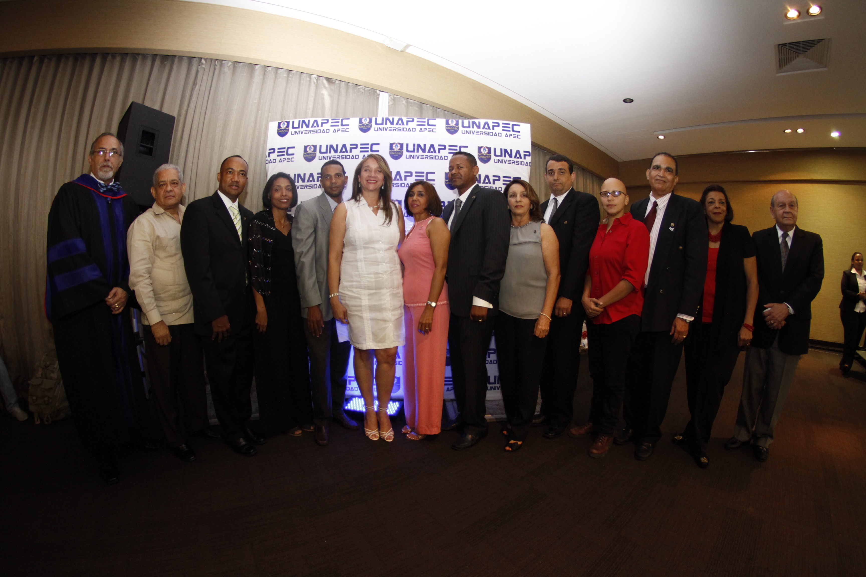 Docentes meritorios de UNAPEC, junto a Carlos Sangiovanni, Vicerrector Académico y Franklyn Holguin, Presidente de APEC