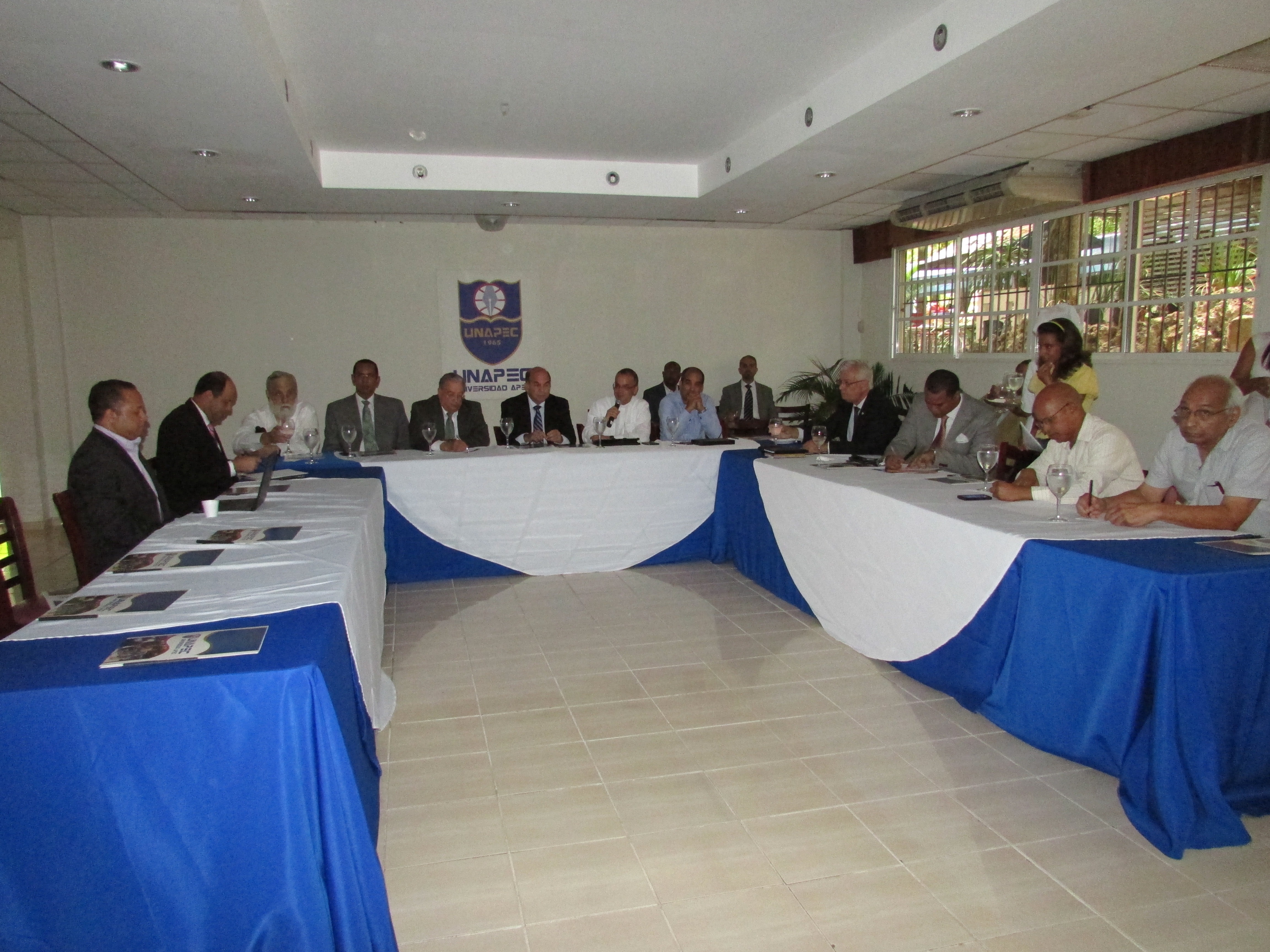UNAPEC sirvió de escenario para la realización del primer encuentro entre la Asociación de Rectores de Universidades –ADRU- y el Ministerio de Energía y Minas.
