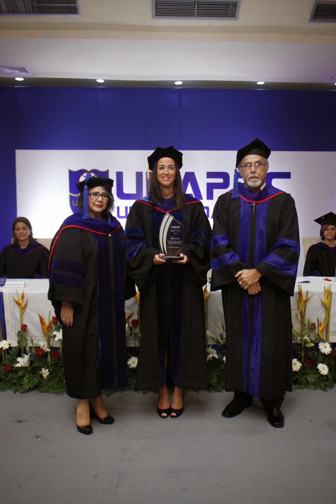 Dalma Crúz Mirabal, Vicerrectora de Graduados; Lina María García Almanzar, oradora invitada y Carlos Sangiovanni, Vicerrector Académico