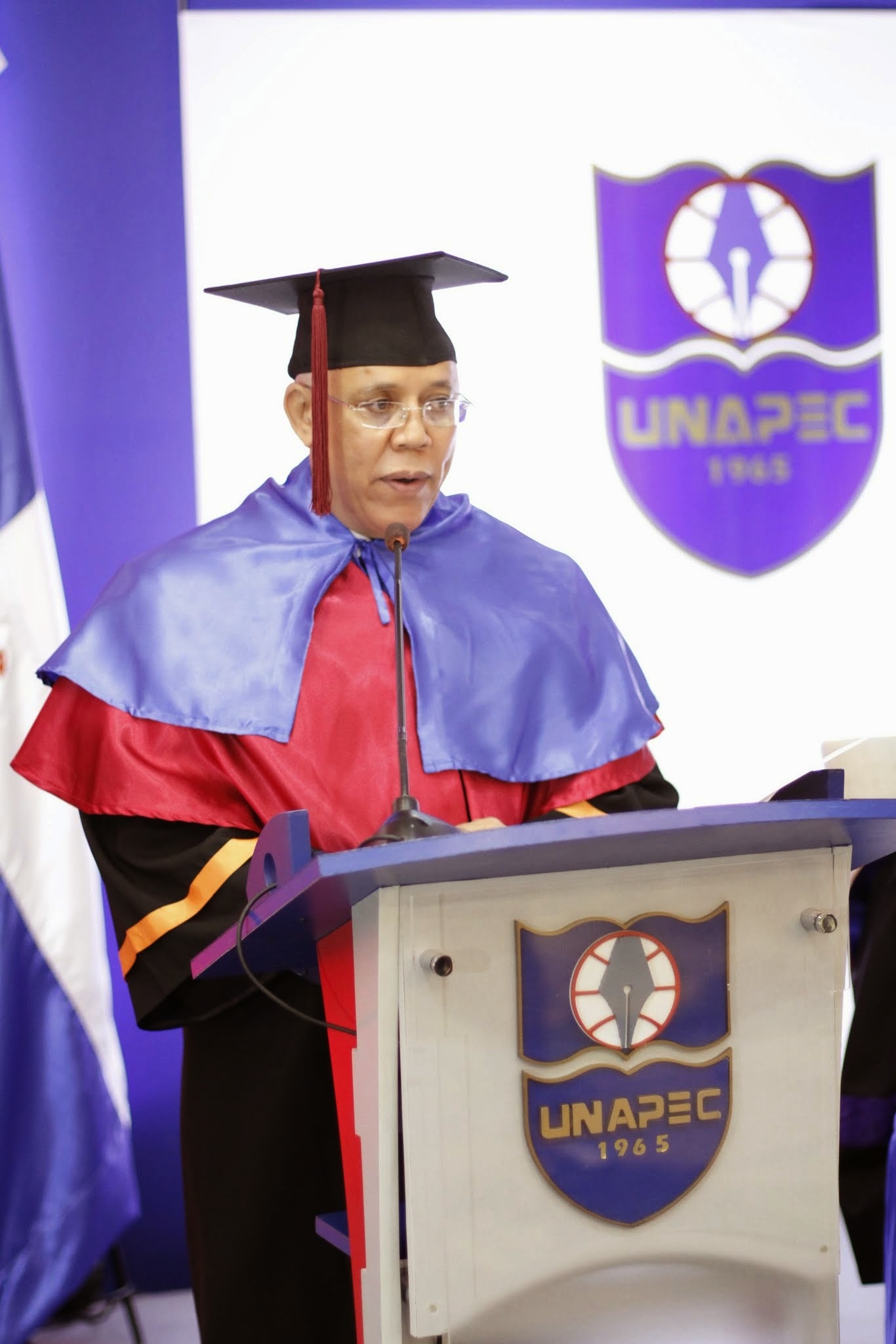 Dr. Víctor González, estudiante con el índica académico más alto, ofreció un discurso en nombre de todos los graduandos