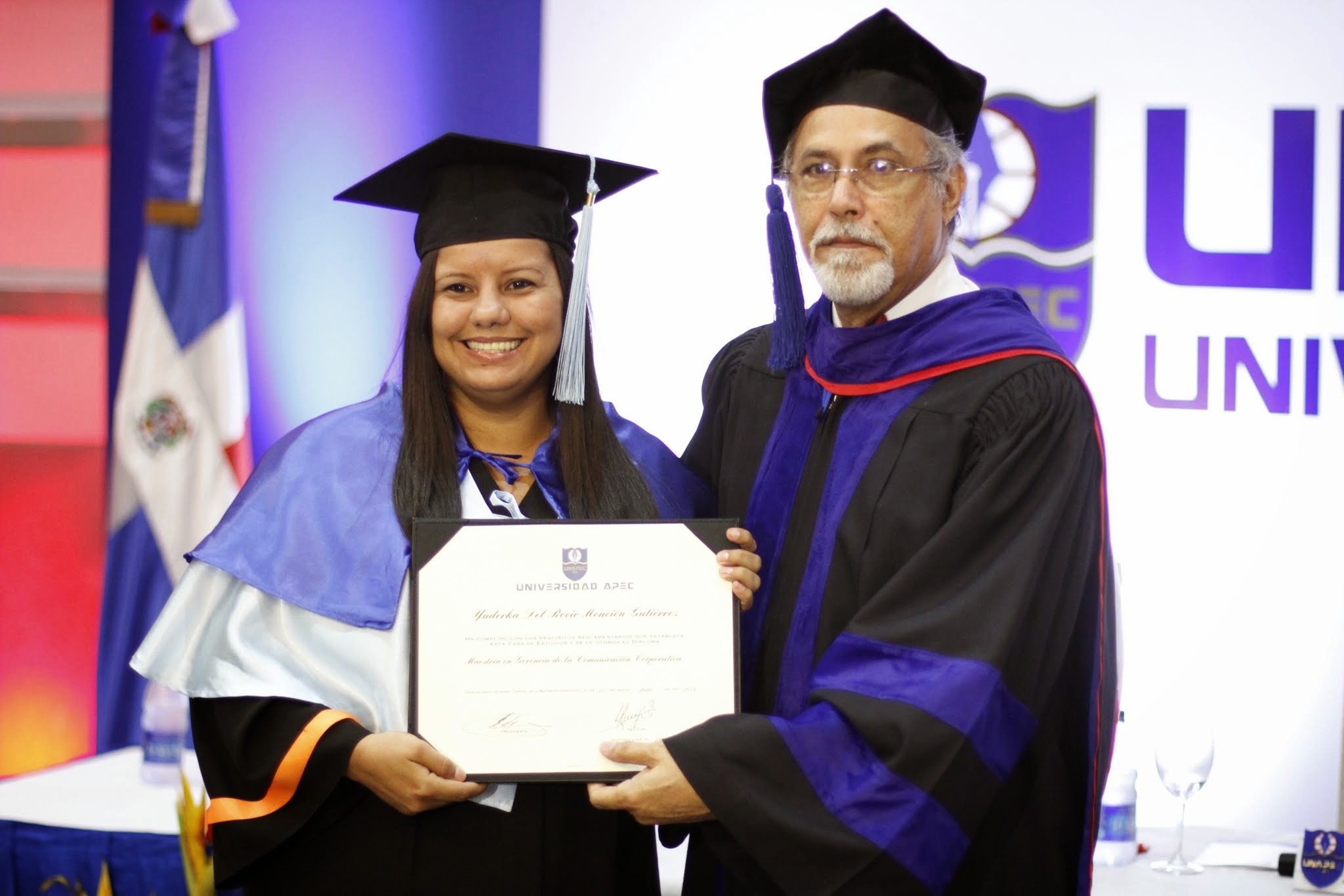 Yuderka Monción, recibiendo su diploma de maestría, de la mano de Carlos Sangiovanni, Vicerrector Académico de UNAPEC.