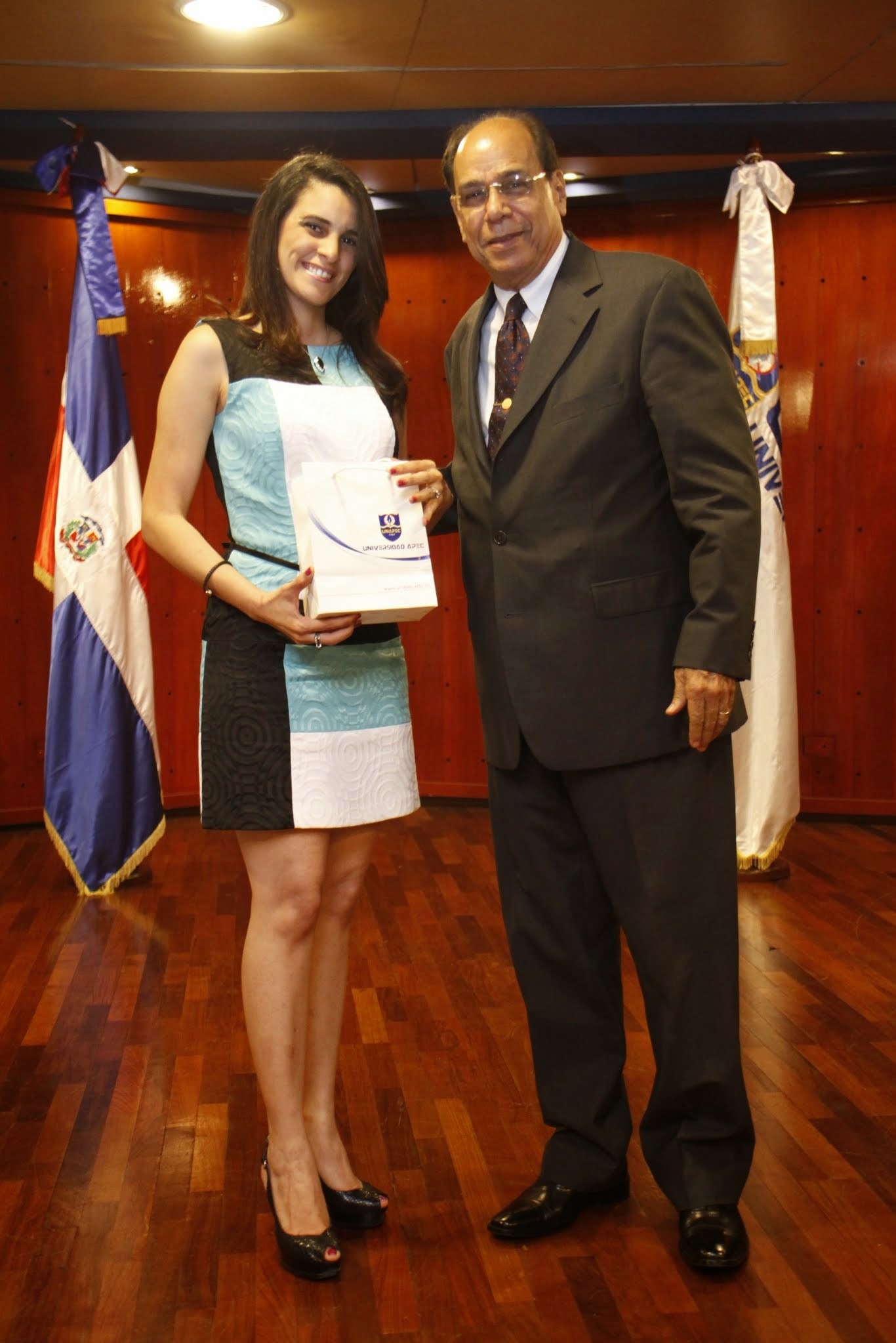 Elisa Herrera Lapaix, egresada meritoria de UNAPEC, junto a Pedro Antonio Eduardo, Decano de Servicios Estudiantiles.