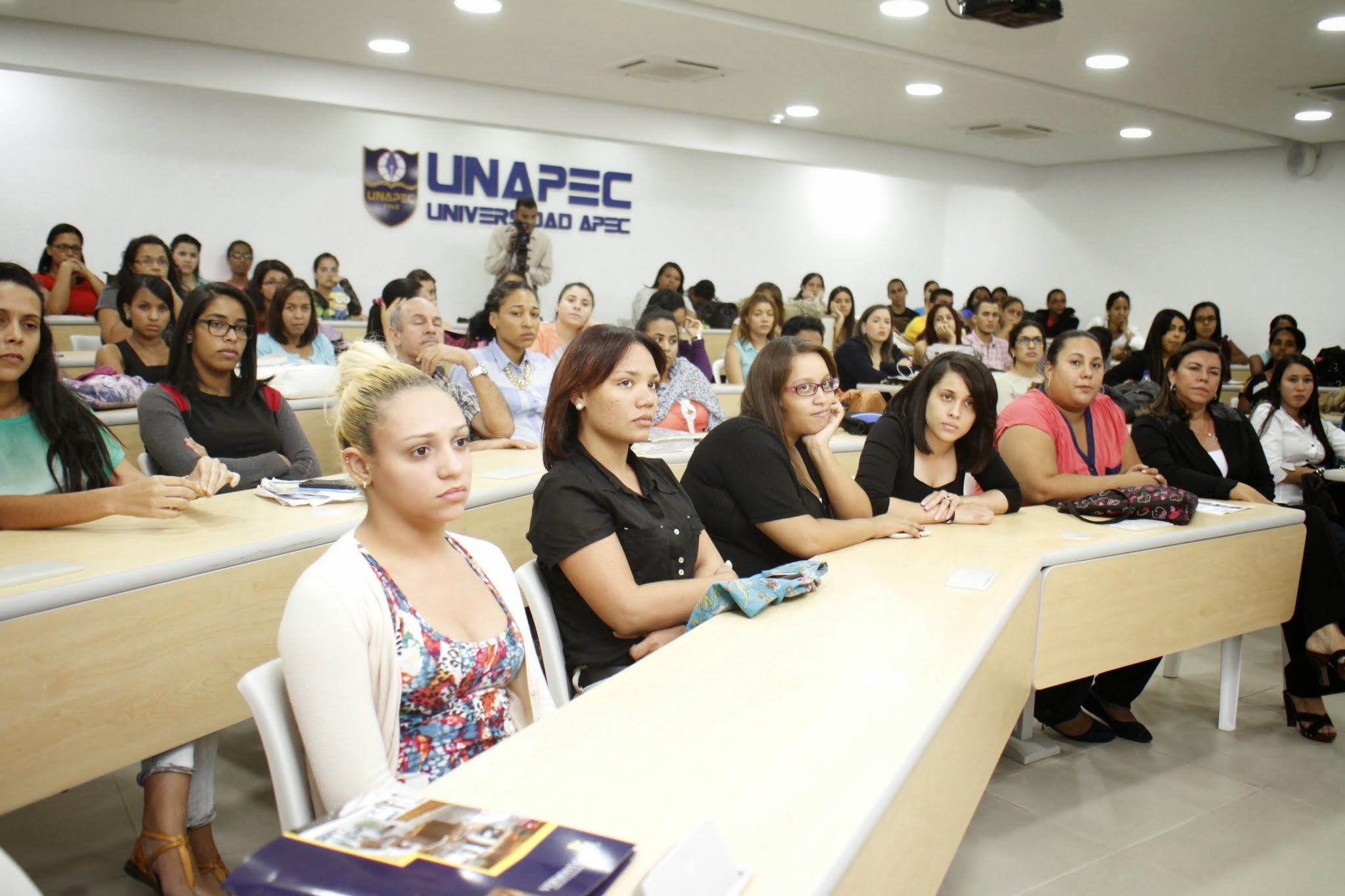El salón de Conferencias de UNAPEC contó con una participación masiva, de estudiantes y profesores quienes pudieron tener a la mano diversas muestras de los productos