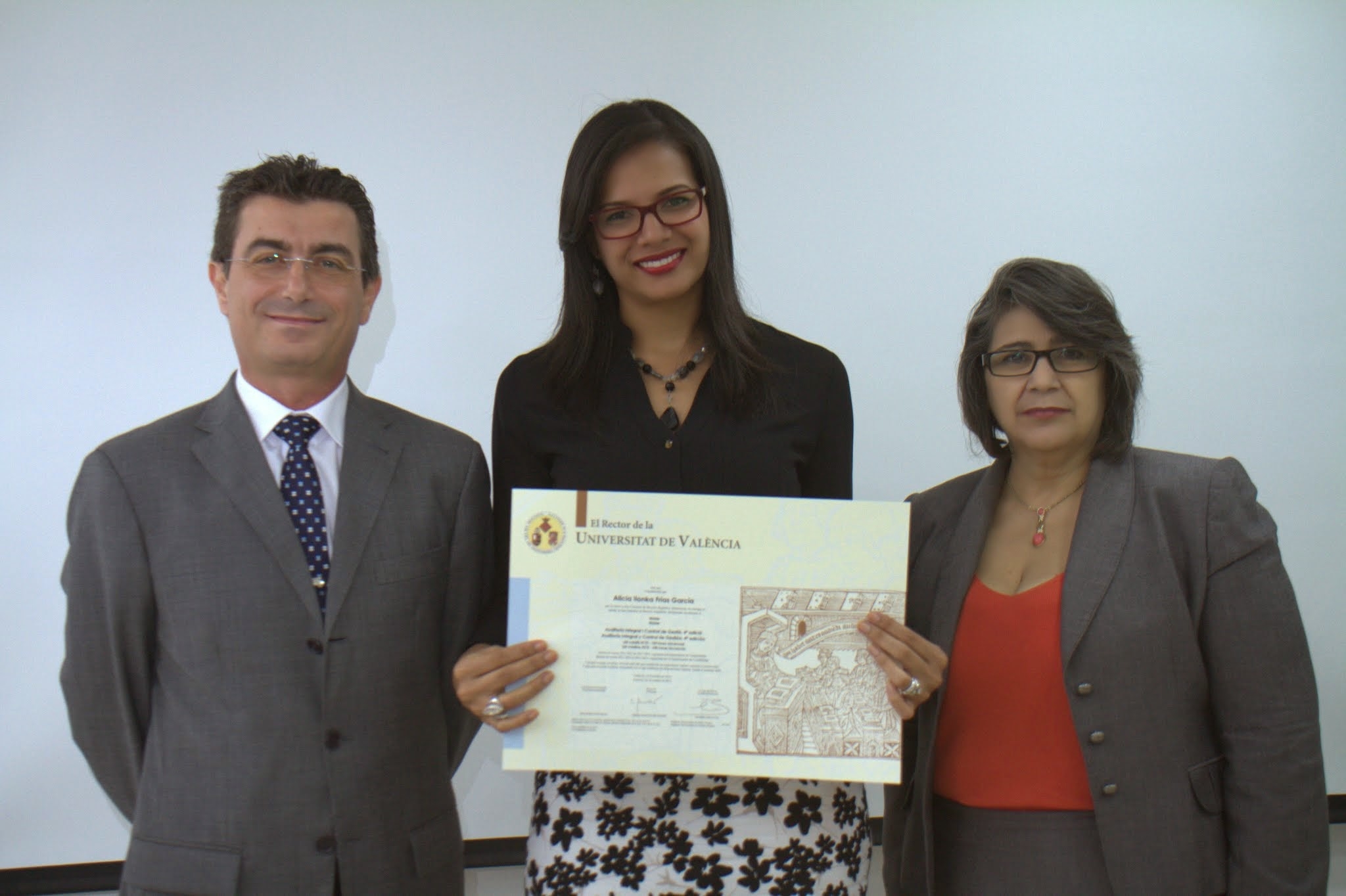La Dra. Dalma Cruz Mirabal, Vicerrectora de Graduados y el Dr. Rafael Molina, Director de la Maestría en Auditoría Integral y Control de Gestión de la Universidad de Valencia, entregaron los diplomas a los graduandos. 