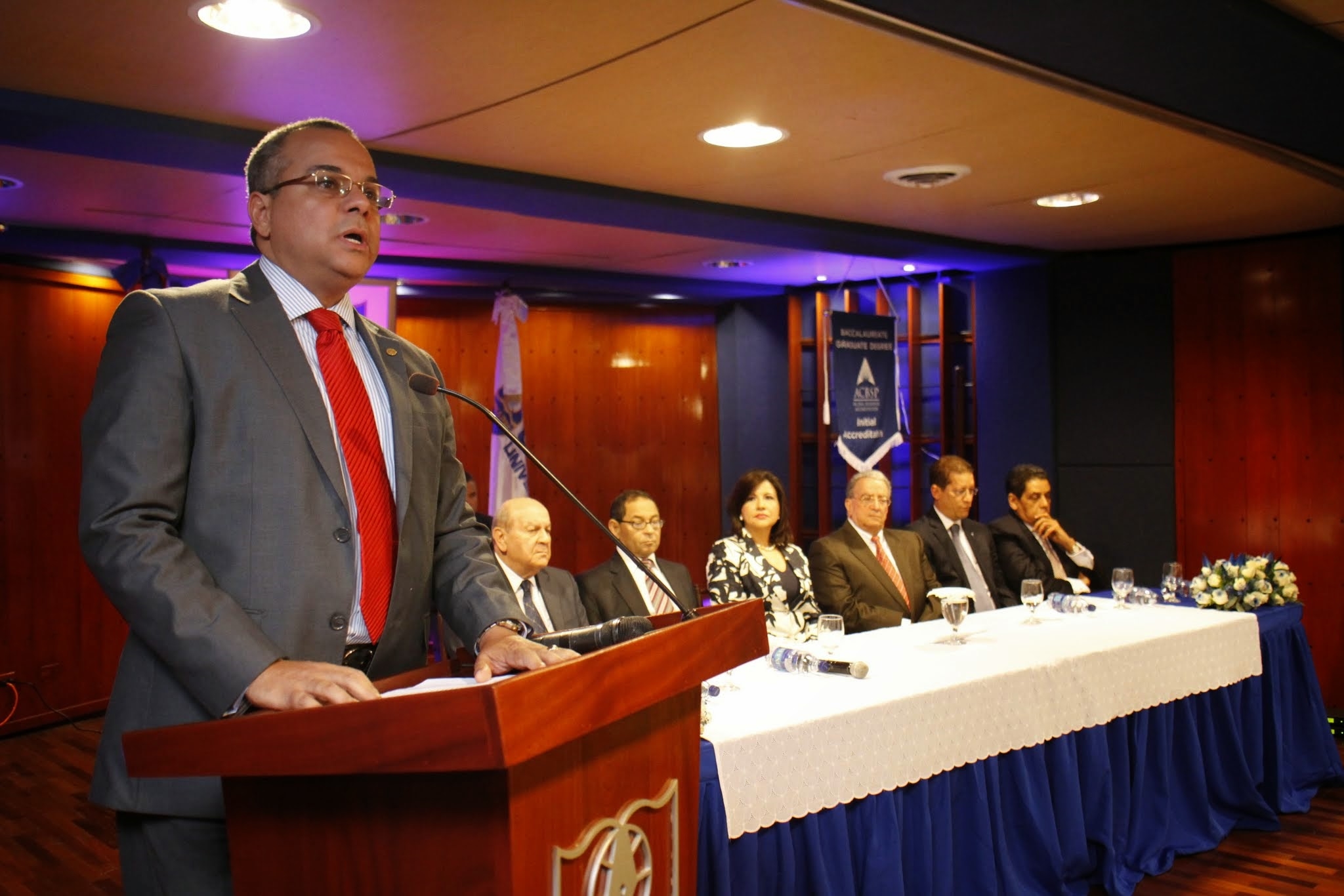 Alejandro Moscoso Segarra, Decano de Derecho, tuvo a su cargo presentar a Margarita Cedeño de Fernández, conferencista invitada