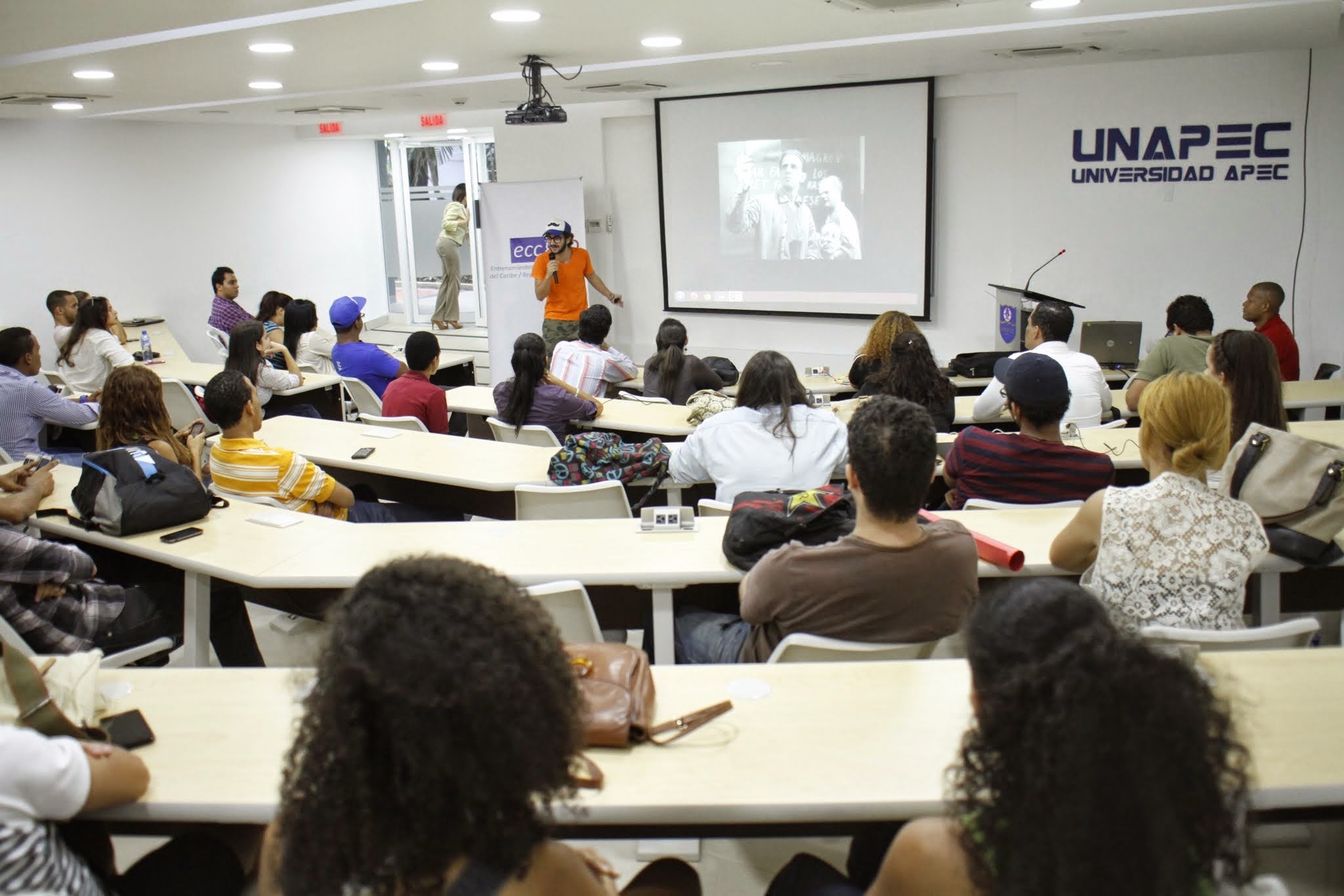 UNAPEC organizó conversatorio sobre cine con José María Cabral.