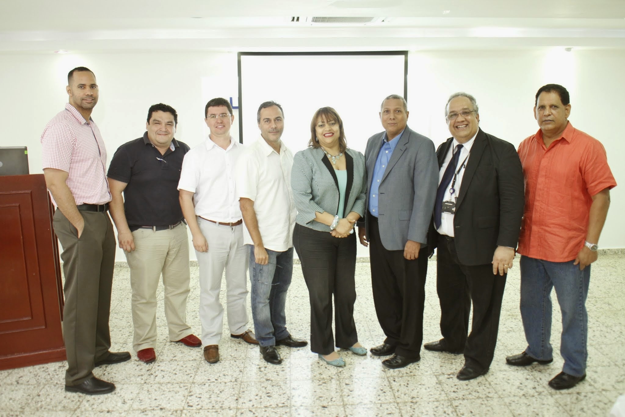 Directivos de UNAPEC y doctores en ingeniería de la universidad del CEFET en Brasil