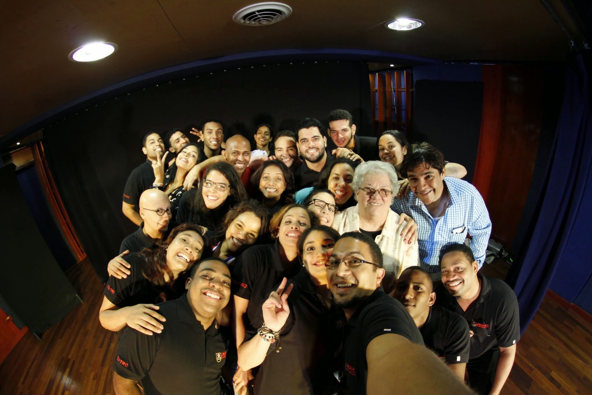 Integrantes del grupo de teatro de UNAPEC mientras se hacían una selfie con Doña Germana Quintana