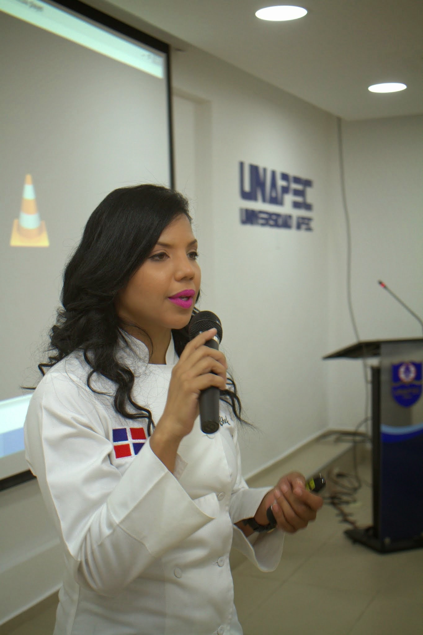 La reconocida chef Inés Páez, mejor conocida como la Chef Tita mientras presentaba su conferencia "La nueva cocina dominicana".