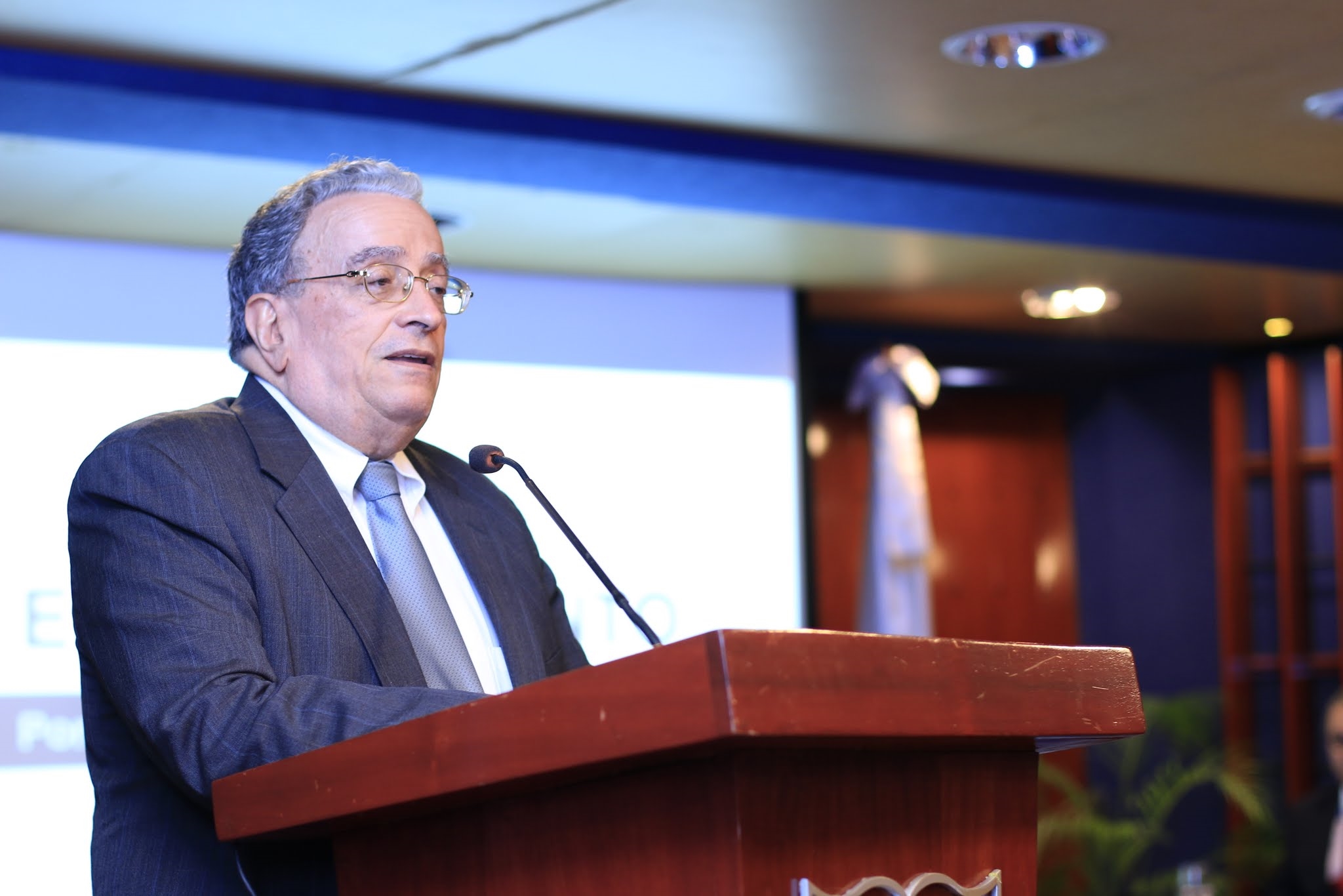 Dr. Radhamés Mejía, rector de UNAPEC mientras ofrecia palabras de bienvenida el 1er día del foro