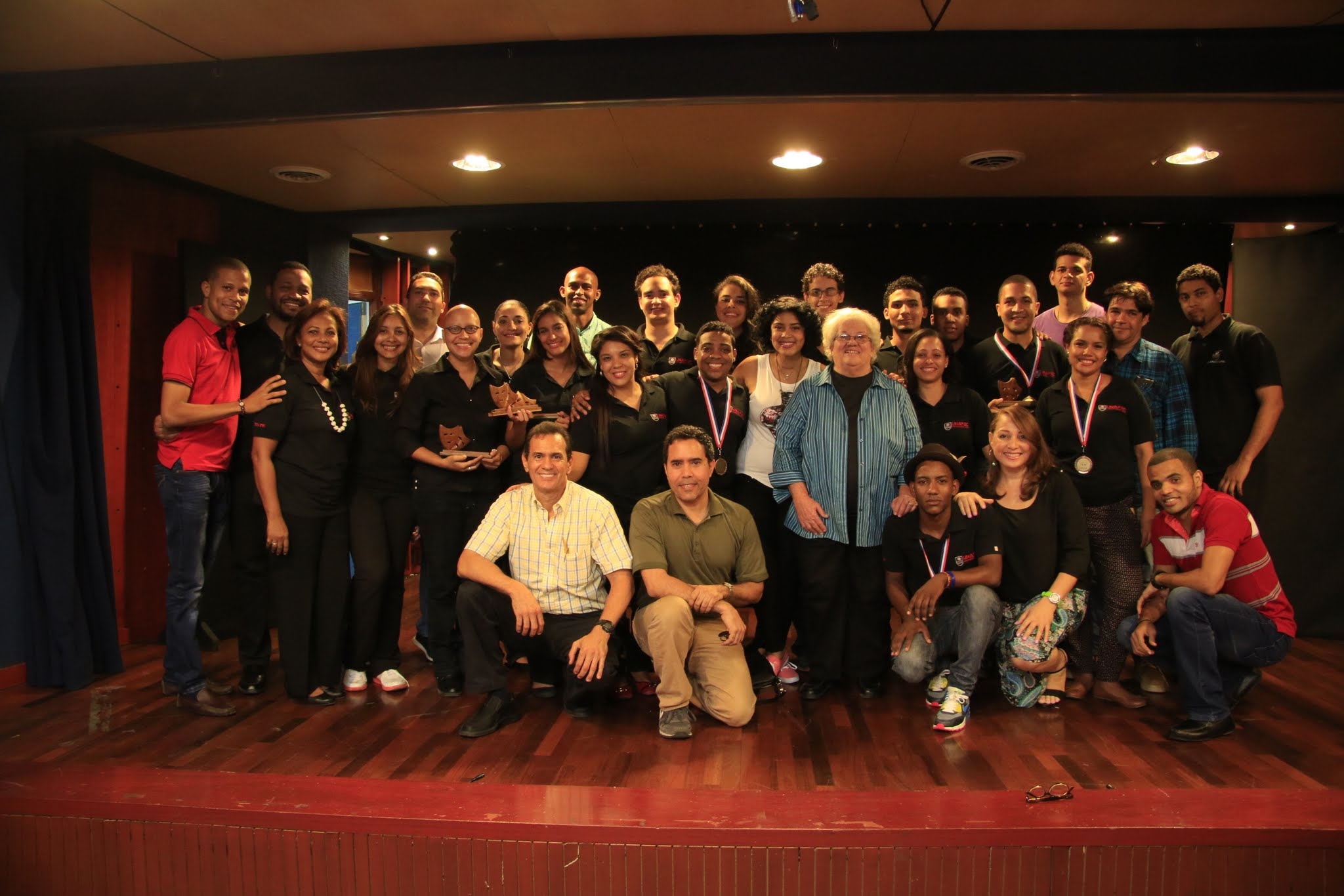 Grupo de Teatro de UNAPEC con sus profesores