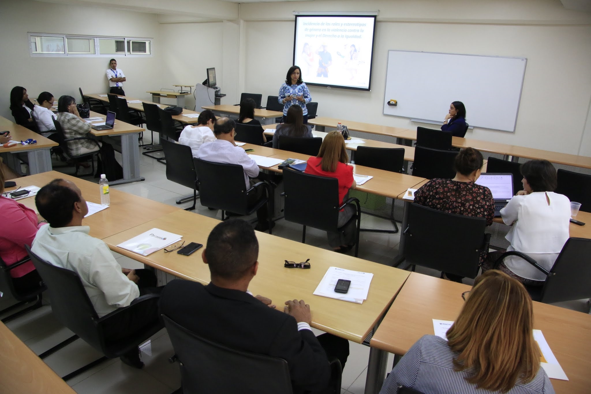 La actividad fue realizada en las instalaciones de UNAPEC.