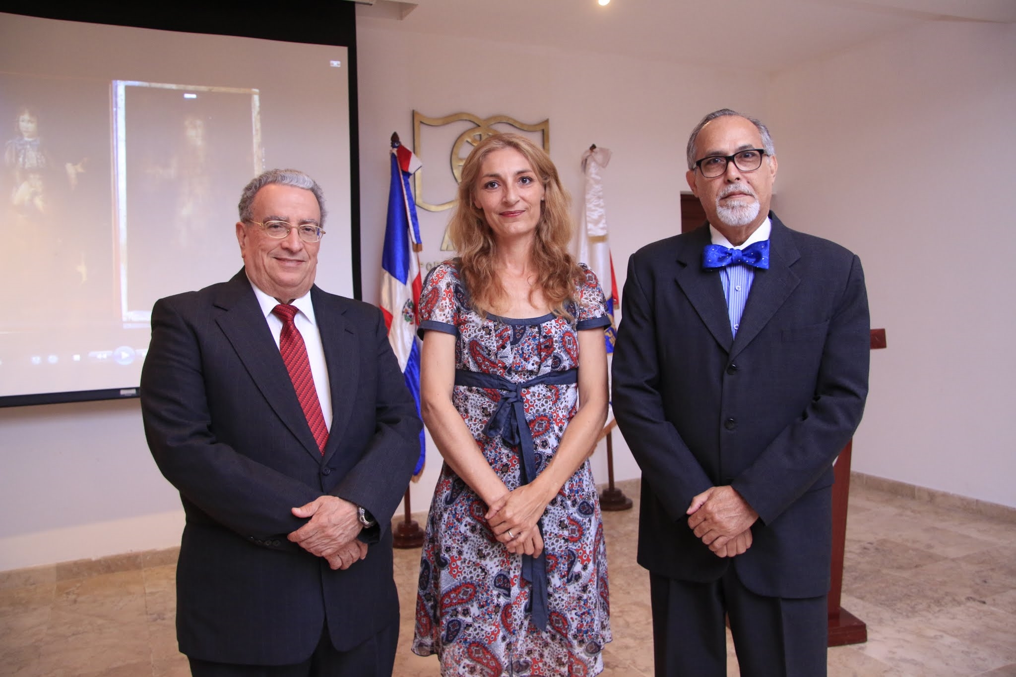 Radhames Mejía, rector de UNAPEC; Simona Cappelli, autora del libro; Carlos Sangiovanni, director cultural de Grupo APEC