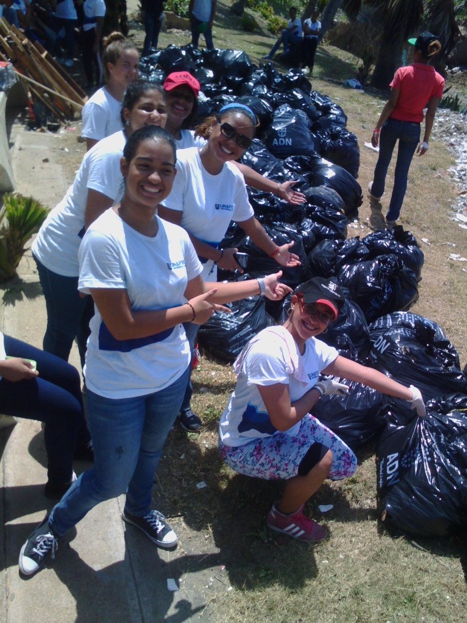 Estudiantes del Decanato de Turismo luego de realizar la limpieza en la Playa Montesinos