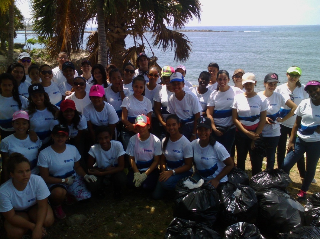 Grupo de estudiantes de Hotelería y Turismo de UNAPEC