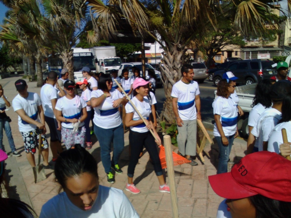 Estudiantes recogiendo sus herramientas de limpieza