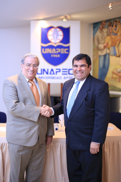 Radhamés Mejía, rector de UNAPEC y Mélido Marte, Maldonado, director general regional de RE/MAX Dominicana