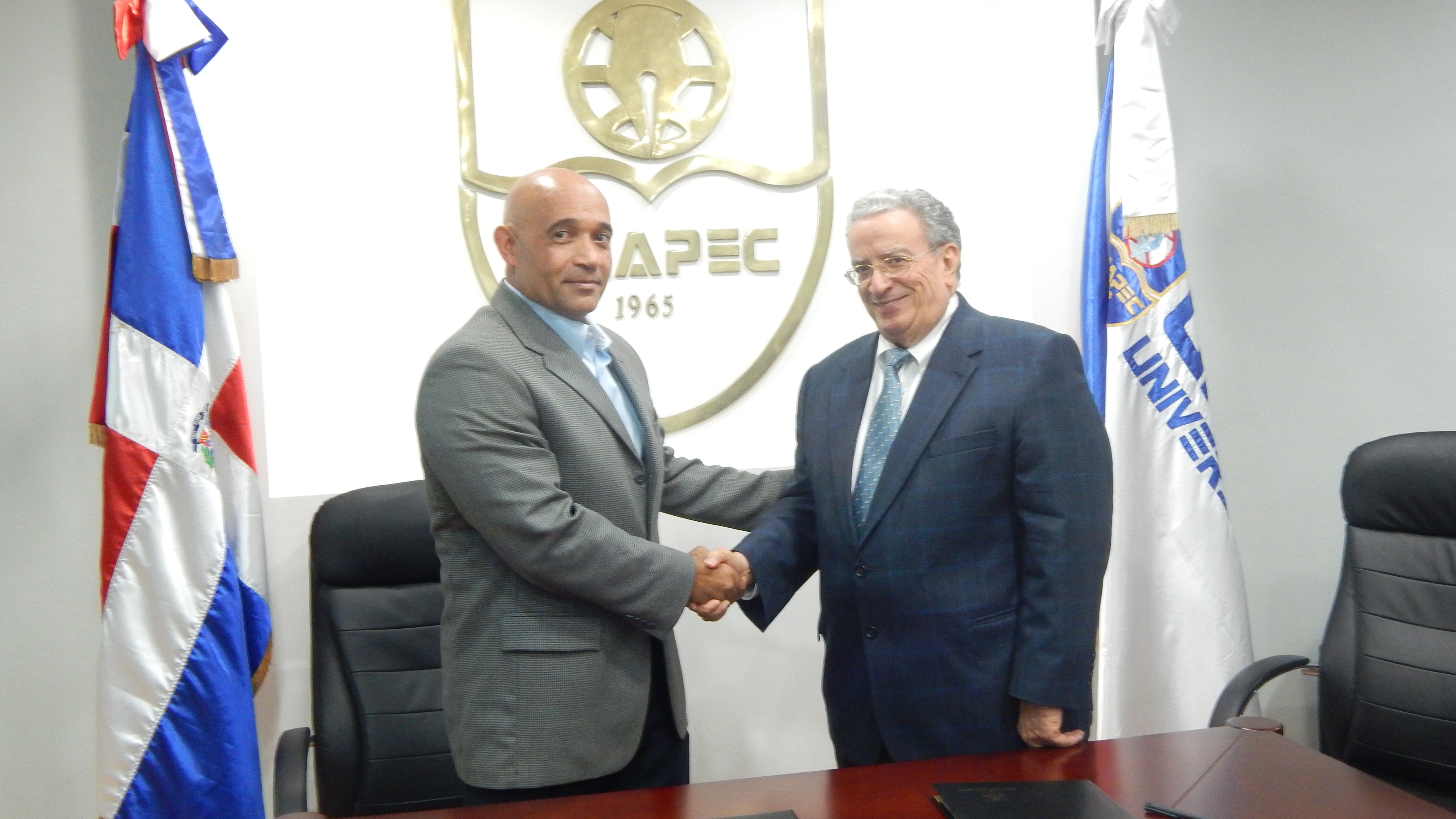 Lic. Rafael Pérez Taveras, director de operaciones en la AMLB en República Dominicana y el Dr. Radhamés Mejía, rector de UNAPEC.