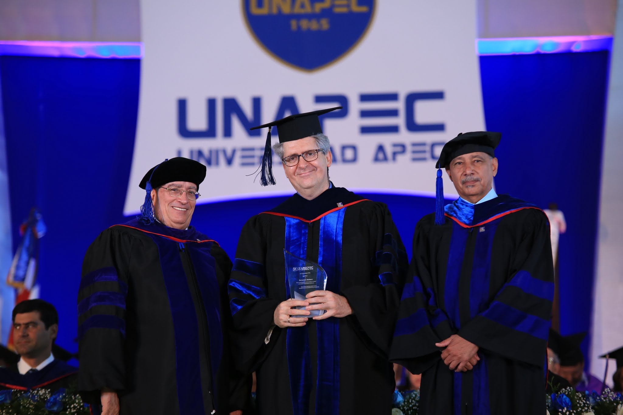 El Dr. Fernando Reimers, de la Universidad de Harvard recibió un reconocimiento de manos del Dr. Radhamés Mejía, rector de UNAPEC y el Lic. Francisco D´Oleo, vicerrector académico.