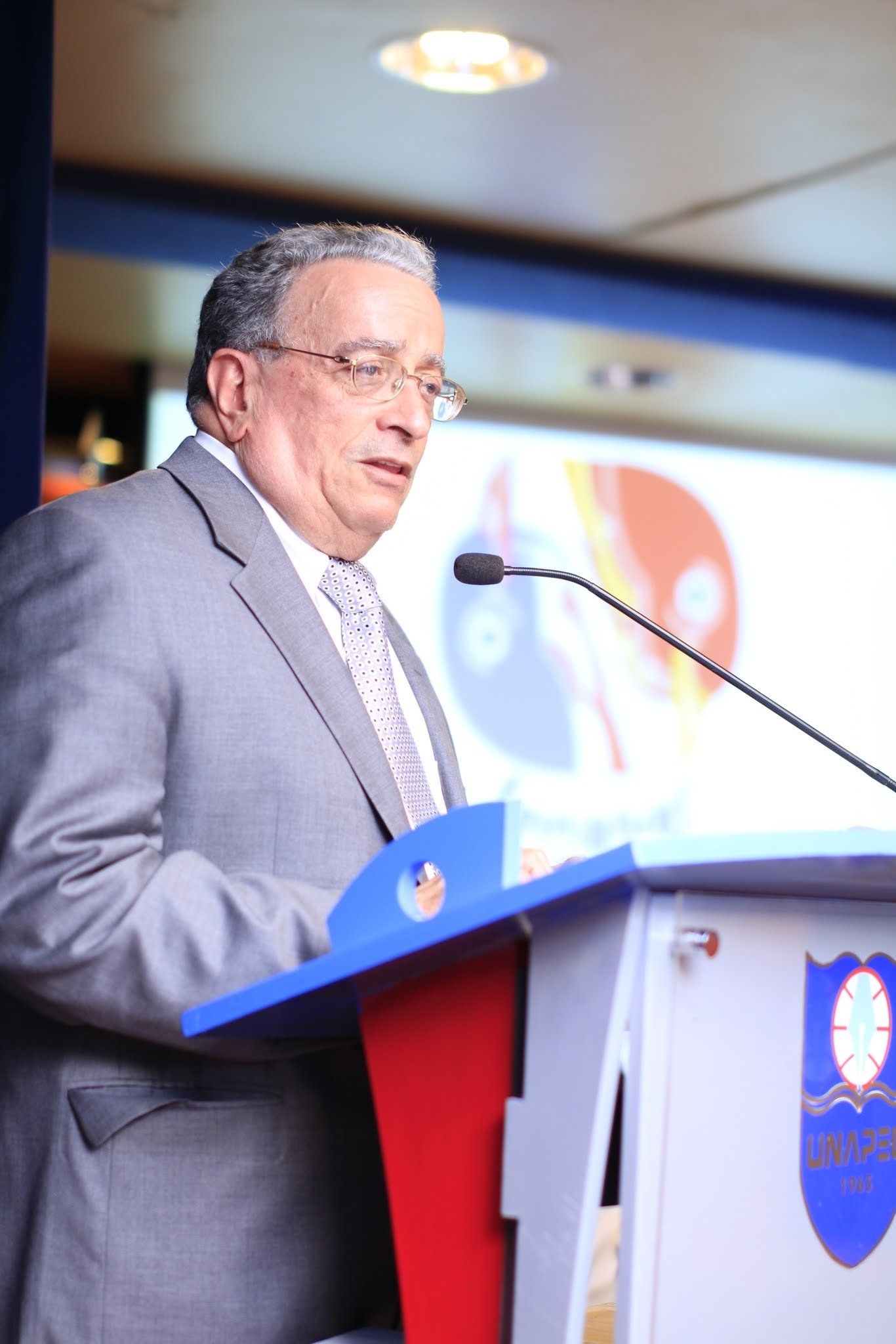 Dr. Radhamés Mejía, rector de UNAPEC mientras ofrecía las palabras de bienvenida 