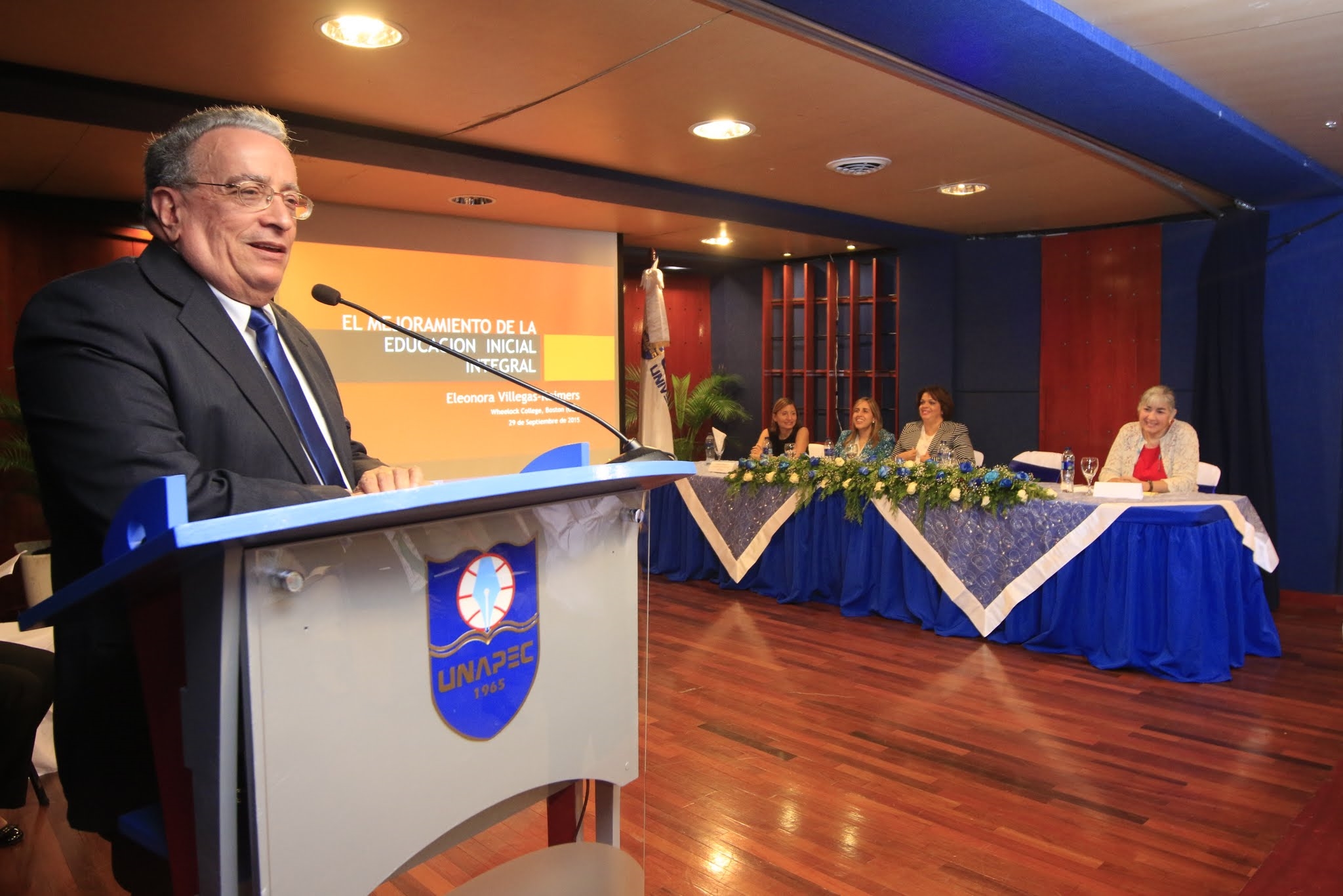 Dr. Radhamés Mejía, rector de UNAPEC mientras ofrecía palabras de bienvenida.