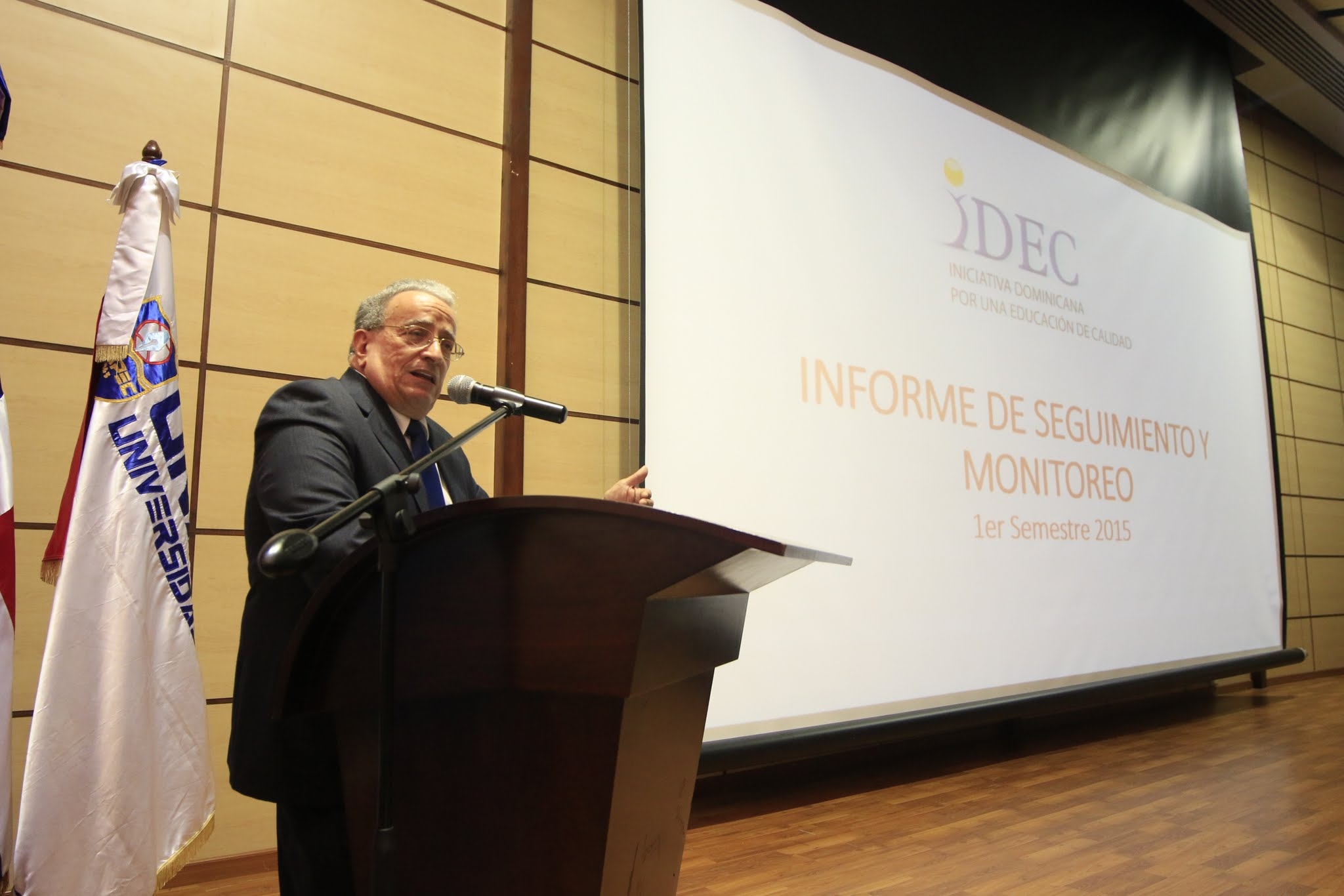 Dr. Radhamés Mejía mientras realizaba la presentación del informe semestral de IDEC.