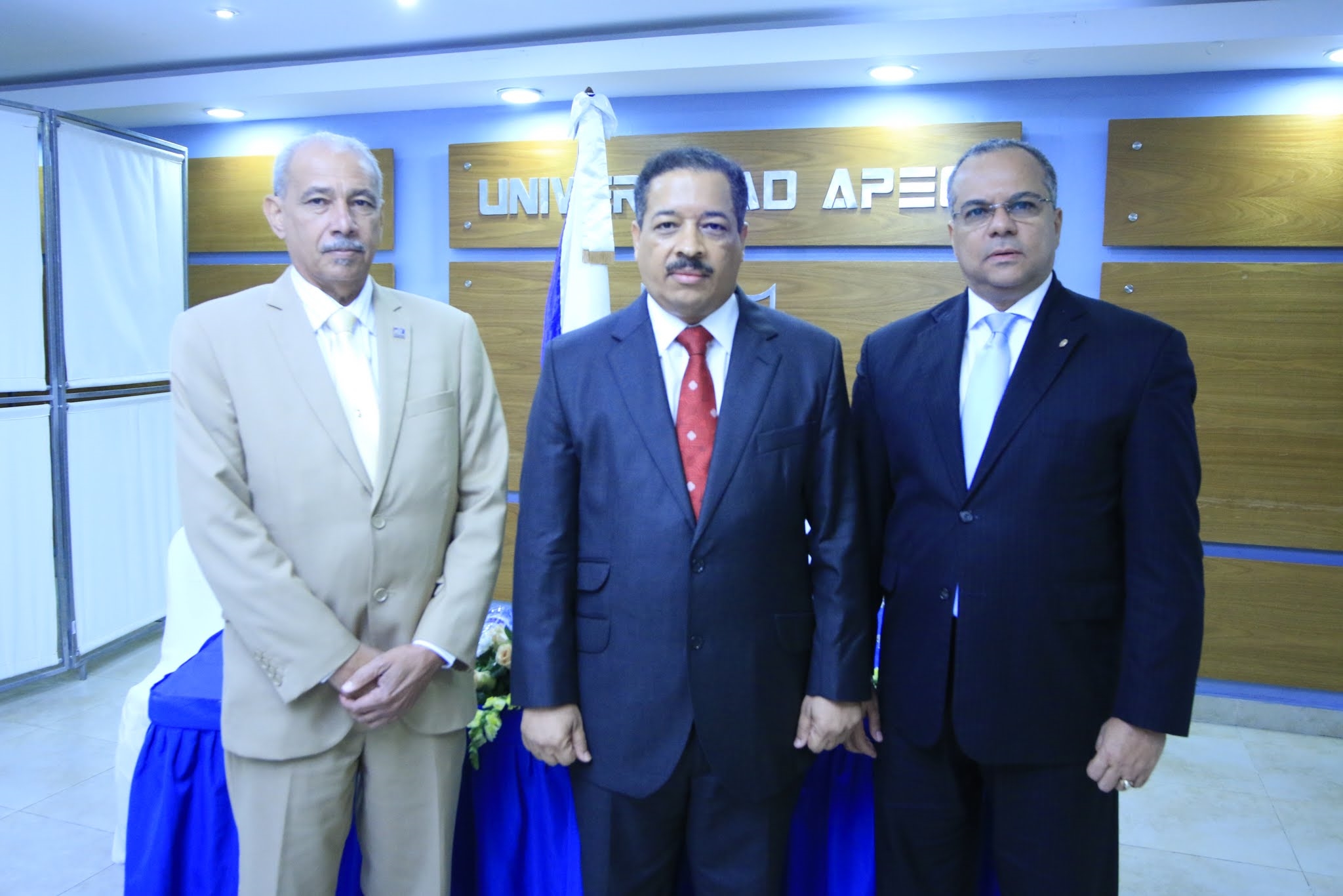 Francisco D´Oleo, vicerrector académico de UNAPEC; Roberto Rosario, presidente de la JCE; Alejandro Moscoso Segarra, decano de Derecho de UNAPEC.