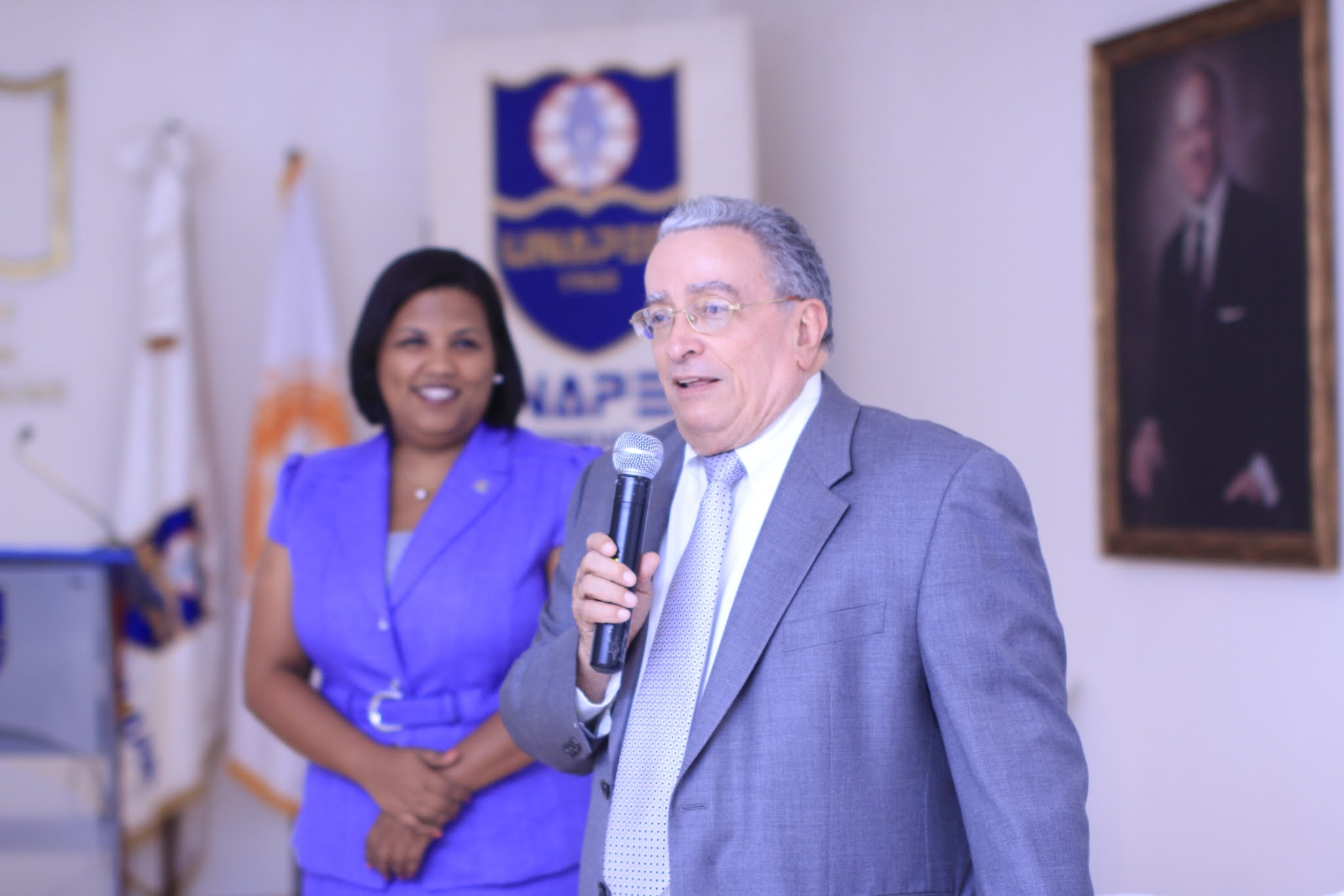 Dr. Radhamés Mejía, rector de UNAPEC quien ofreció las palabras de bienvenida.