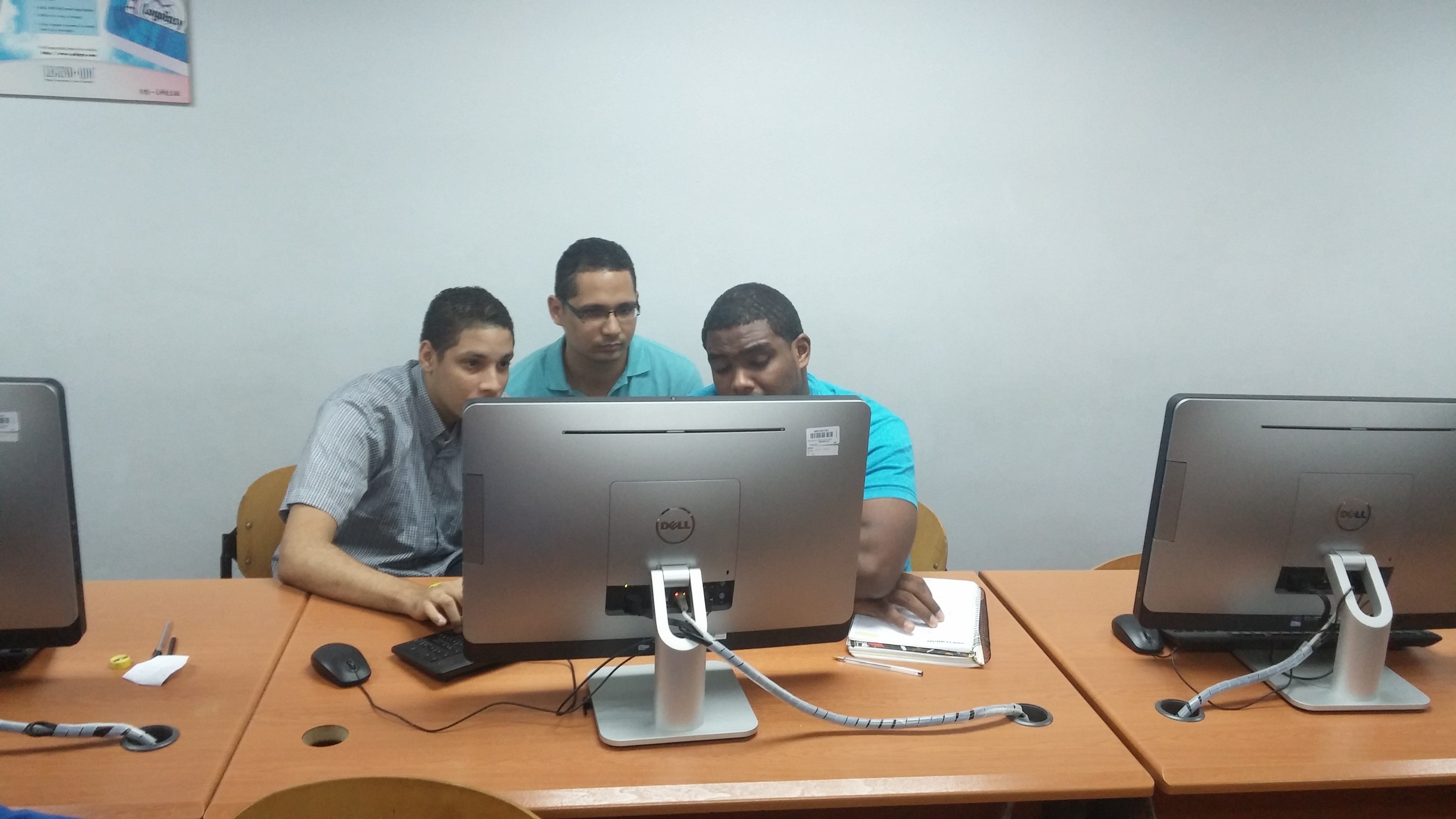 Estudiantes de informática mientras realizaban sus proyectos