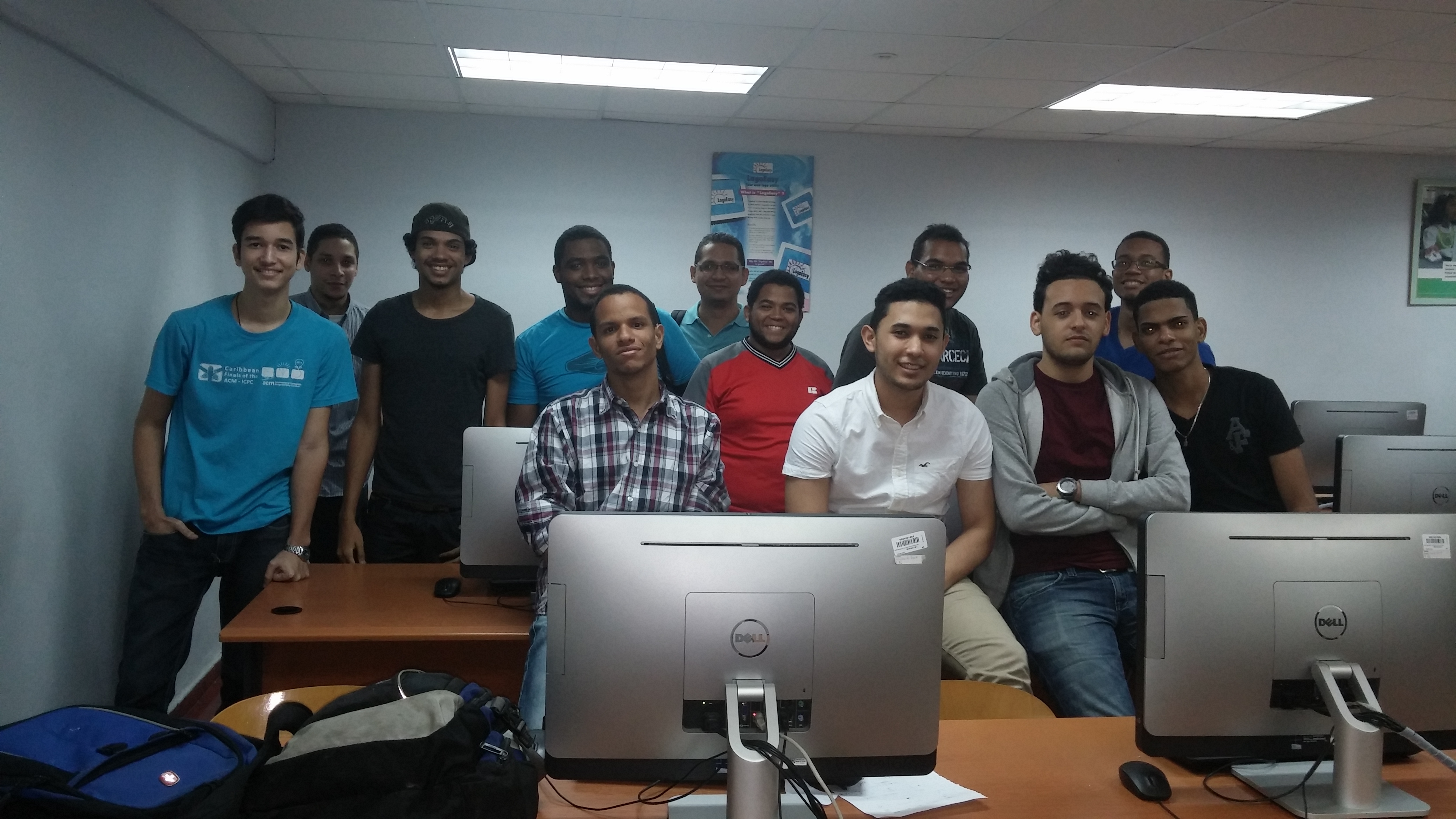 Equipo de estudiantes de la Escuela de Informática de la Universidad APEC