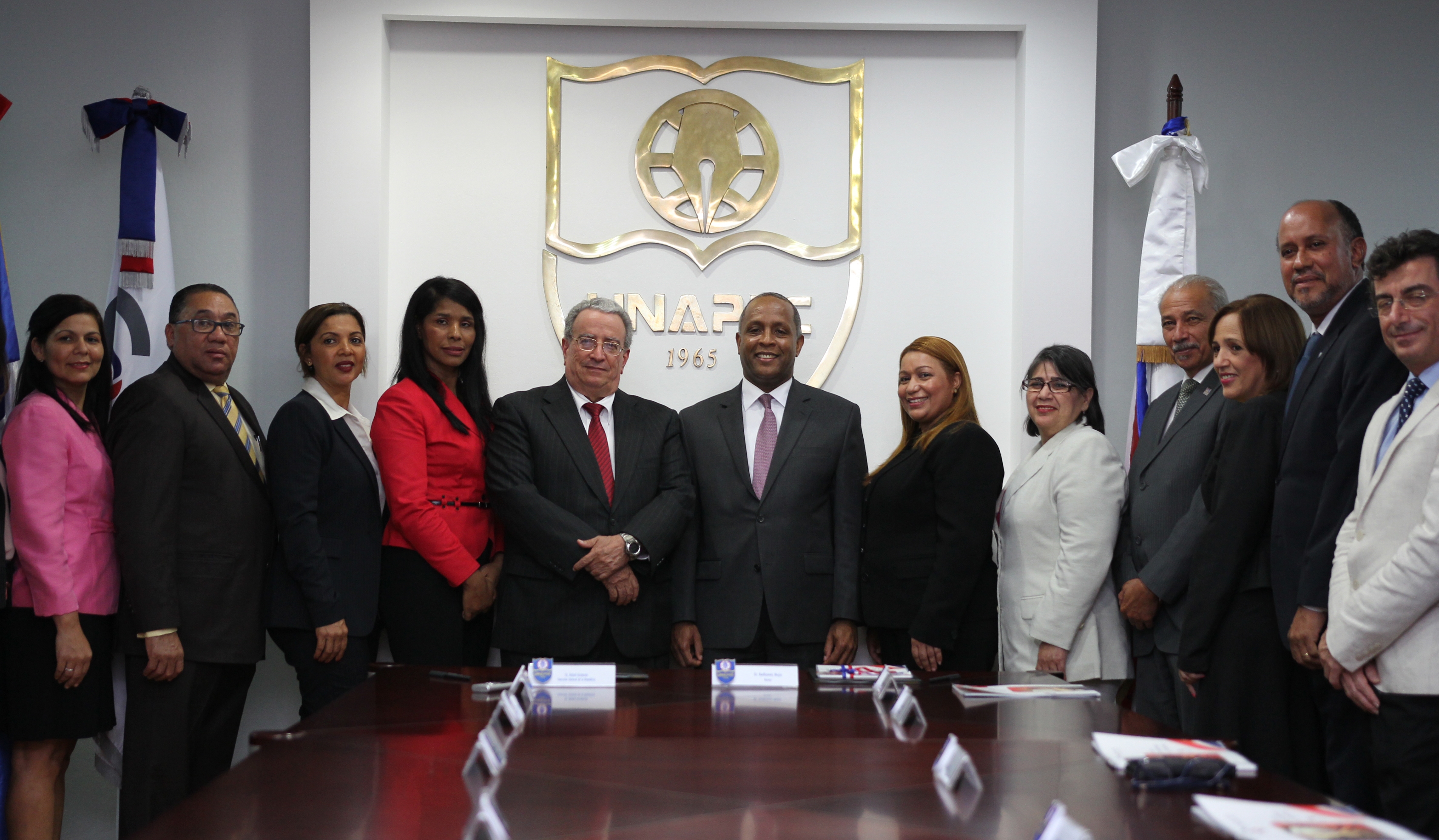Autoridades de UNAPEC y la Contraloría de la República Dominicana que estuvieron presentes en la actividad.