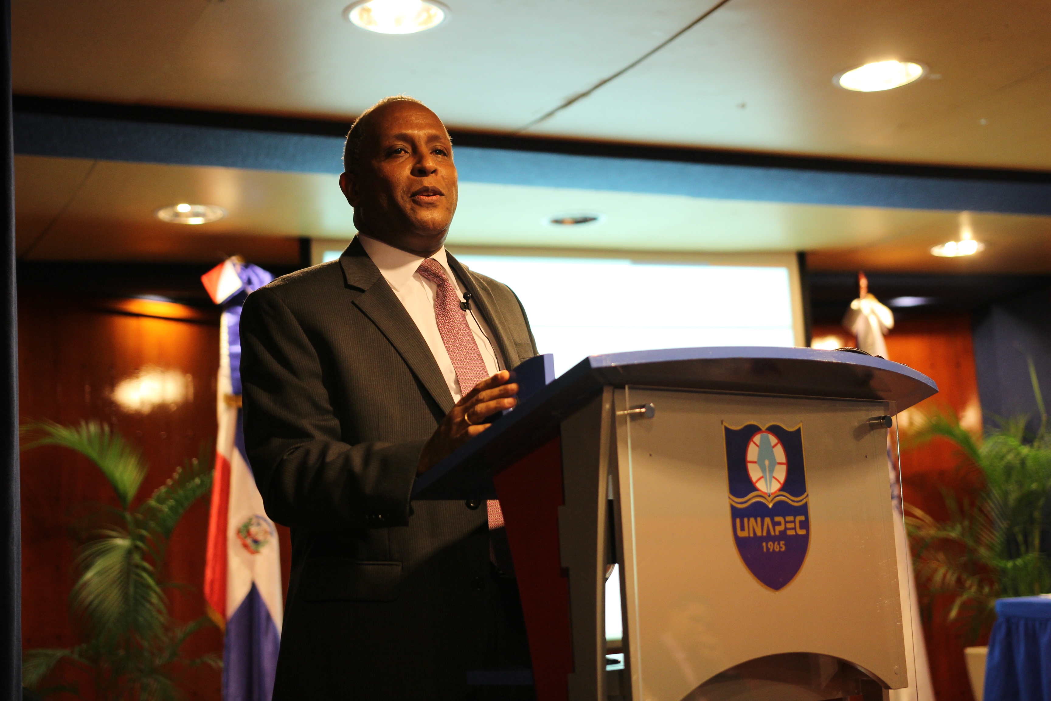 Lic. Rafael Germosén, Contralor de la República Dominica, mientras desarrollaba su ponencia en UNAPEC.