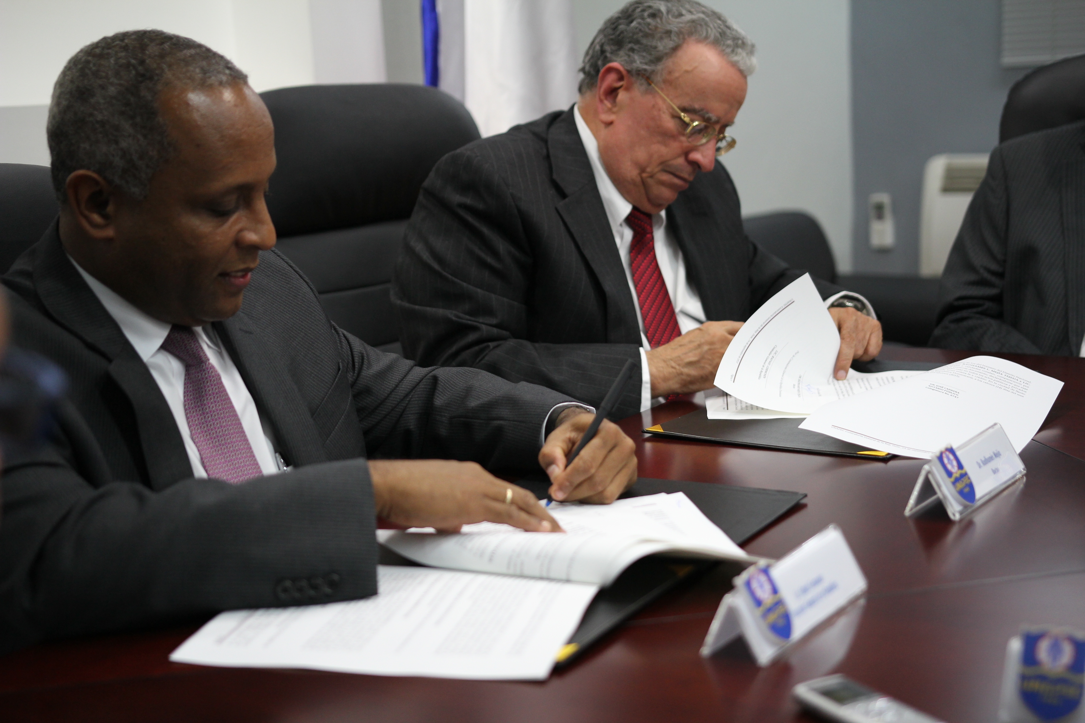 El convenio entre ambas instituciones fue firmado en la Sala de Juntas de UNAPEC.