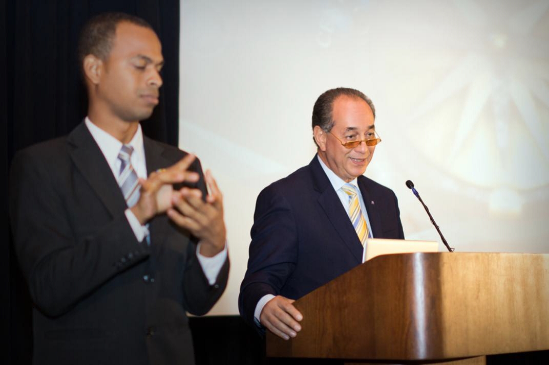 Representante de CONADIS junto al Lic. Luis Felipe Aquino, decano de Turismo de UNAPEC.