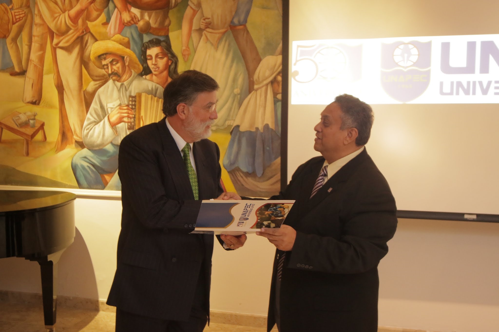 El Dr. Jorge Alejandro Mier recibió un obsequio por su participación de manos del Sr. César Caracas, director de Educación Continuada.