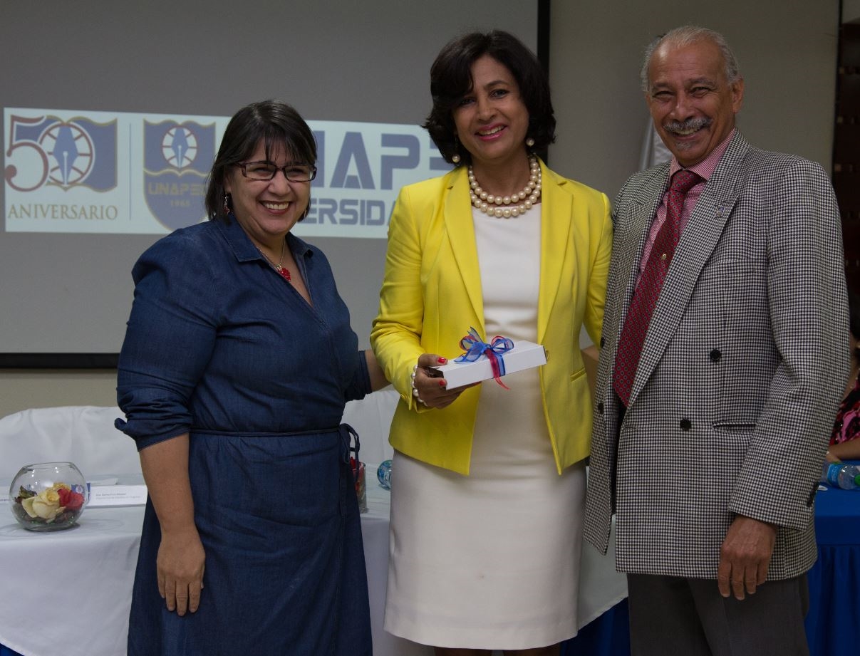 Reconocimiento a la Dra. Marisela Almánzar por haber concluido su doctorado en Negocios con la universidad de Valencia, España.