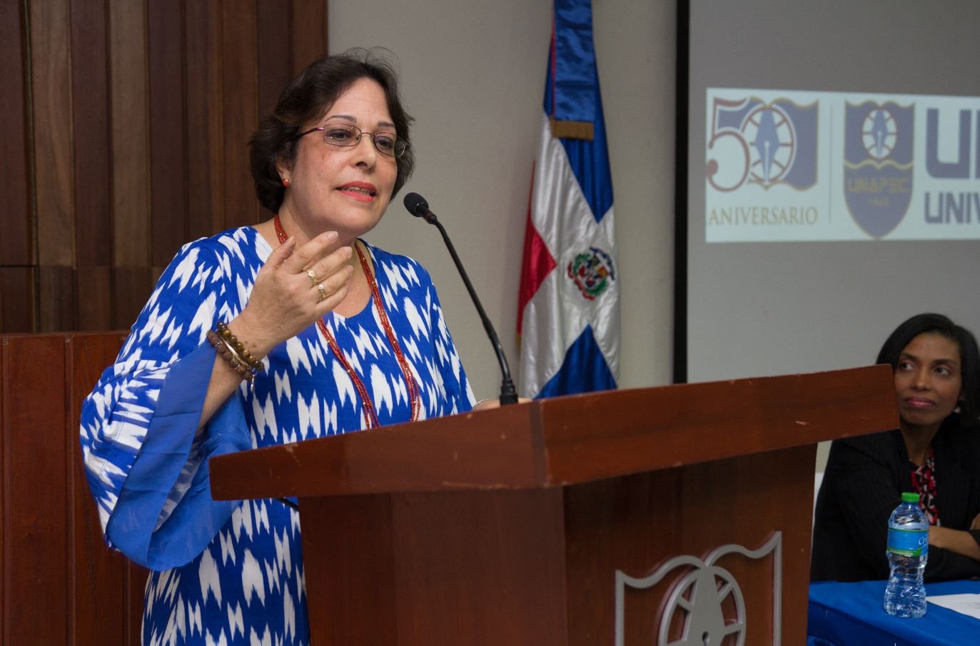 Encargada de la oficina de Publicaciones de UNAPEC, Rosmina Valdez, quien ofreció un emotivo discurso a los presentes acerca de la superación como docentes y seres humanos.
