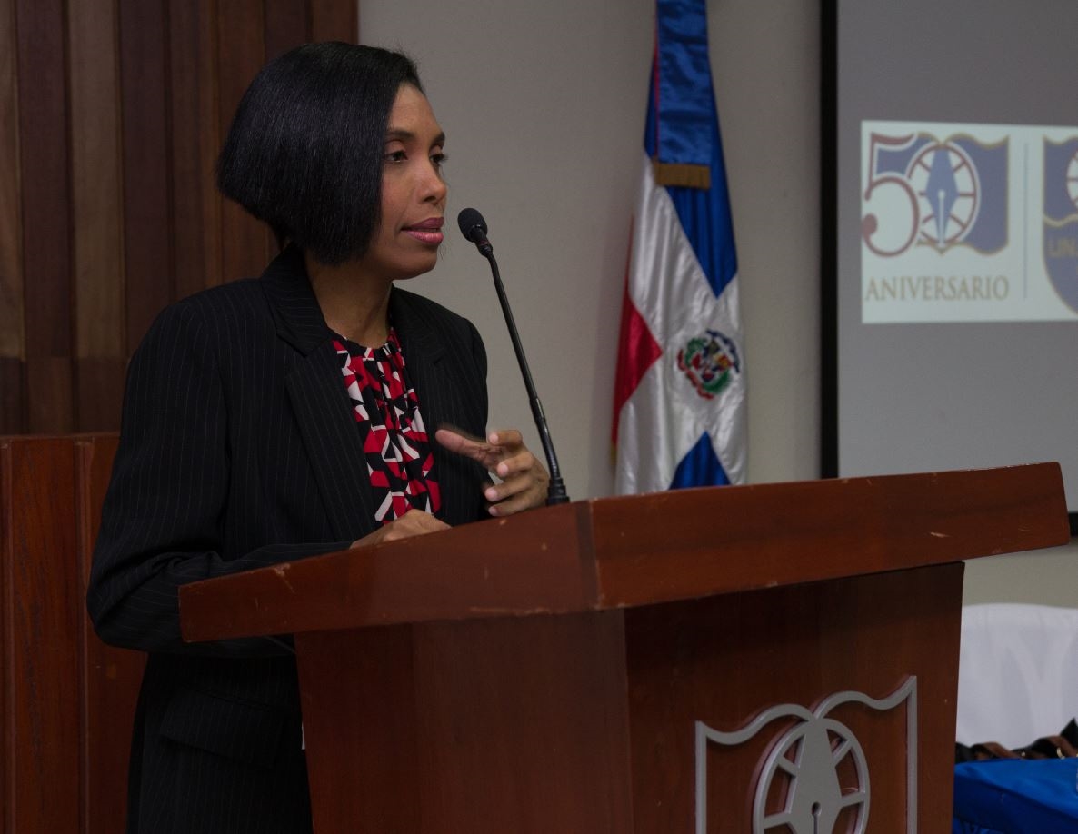 Profesora Enma  Encarnación, quien ofreció las palabras de parte de los facilitadores del diplomado.