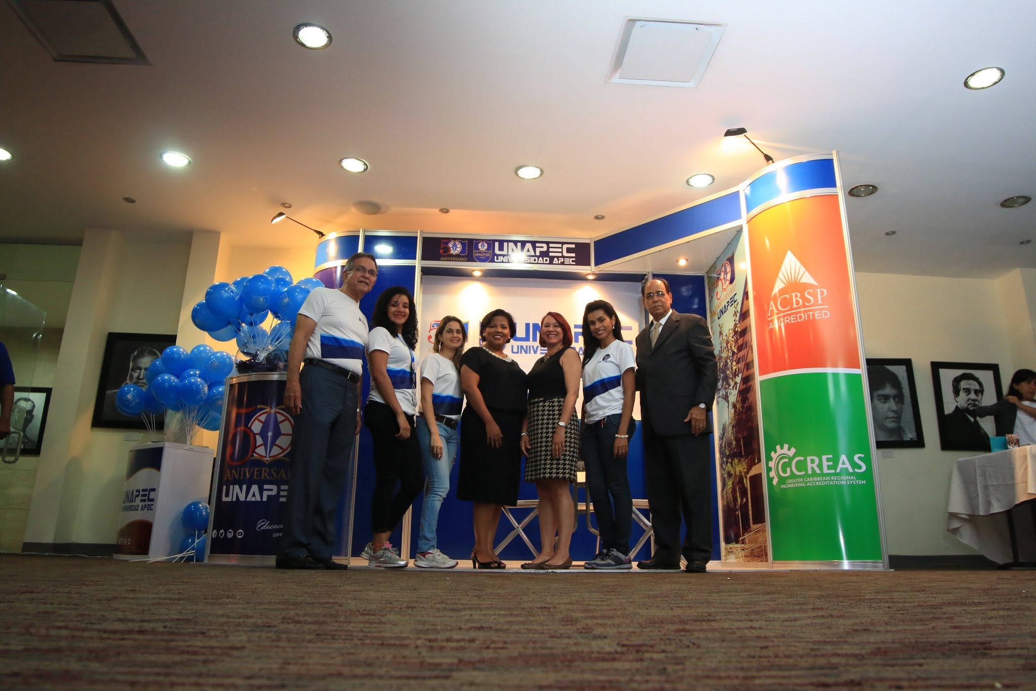 Autoridades de UNAPEC junto al equipo que participó en el CIPA 2015