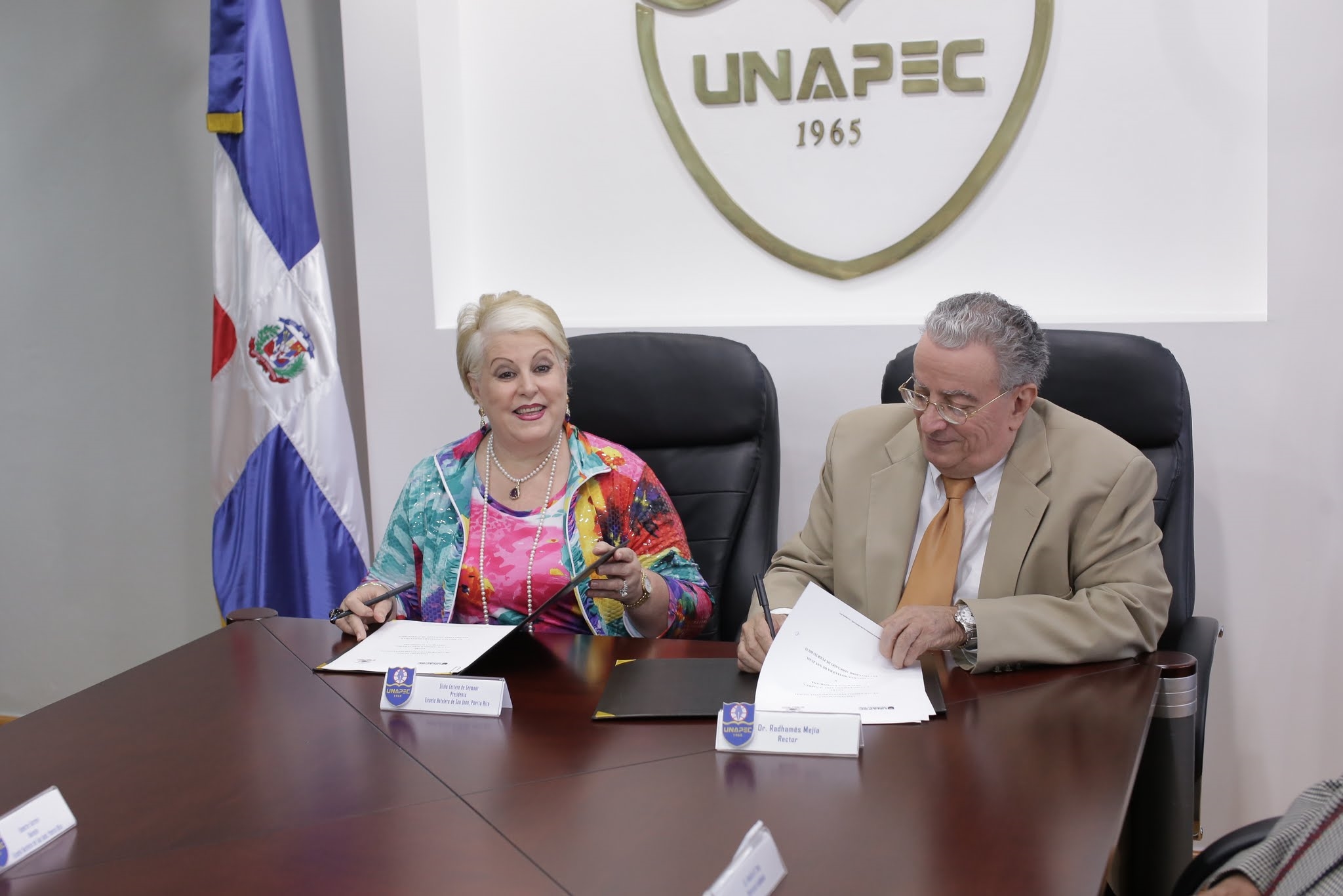 Sylvia Cestero de Seymour, presidenta de la EHSJ y Radhamés Mejía, rector de UNAPEC ddurante la firma de convenio.
